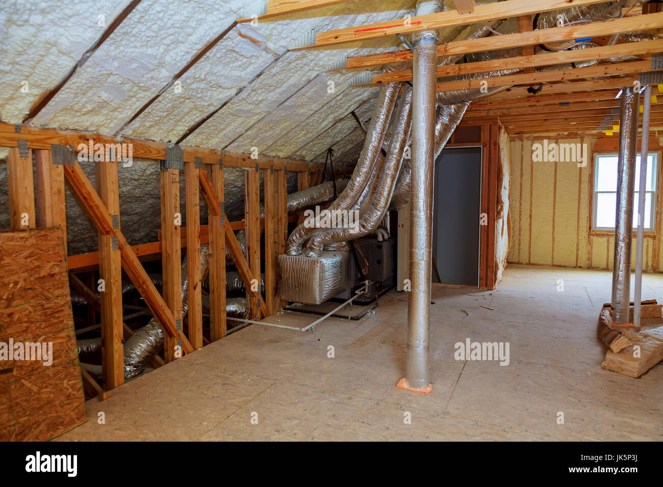 Schiuma di isolamento in plastica installati nel soffitto inclinato di un nuovo telaio house. Foto Stock