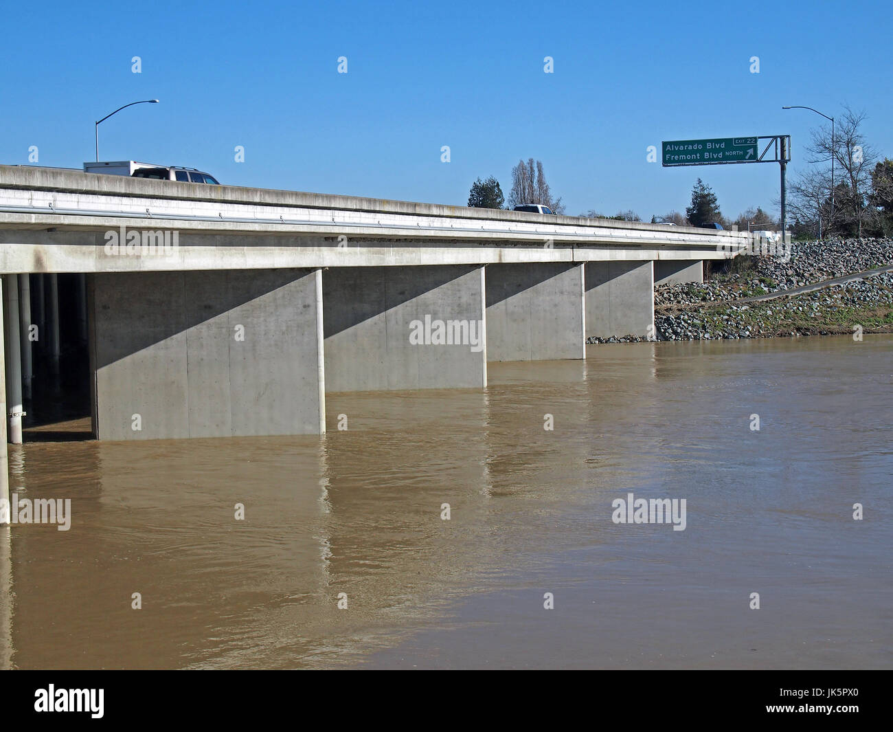 Alameda Creek, Regionale Trail, 880 cavalcavia, durante la stagione delle piogge, Union City, CA USA Foto Stock