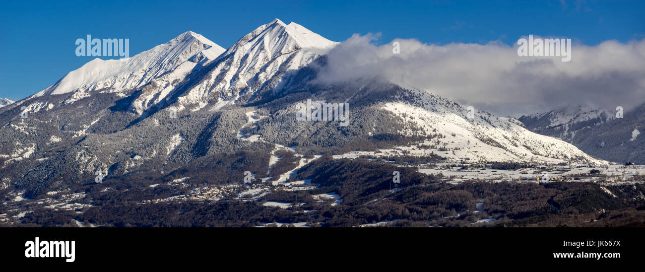 Villaggio di Saint-Leger-les-Melezes in Champsaur Valley in inverno con coperta di neve Autane picchi. Alpi, Francia Foto Stock