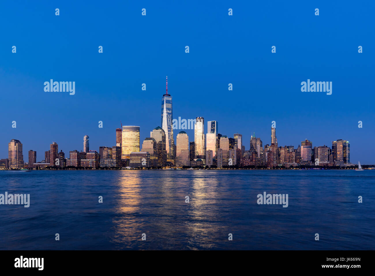 New York City Financial District grattacieli e sul fiume Hudson al crepuscolo. La parte inferiore di Manhattan Foto Stock