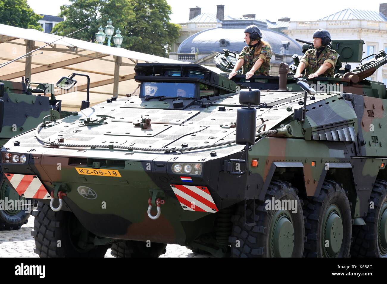 Bruxelles, Belgio. 21 Luglio, 2017. Un veicolo blindato dell'esercito  Olandese assiste la tradizionale parata militare per contrassegnare il  belga giornata nazionale di Bruxelles capitale del Belgio, il 21 luglio  2017. Credito: Wang