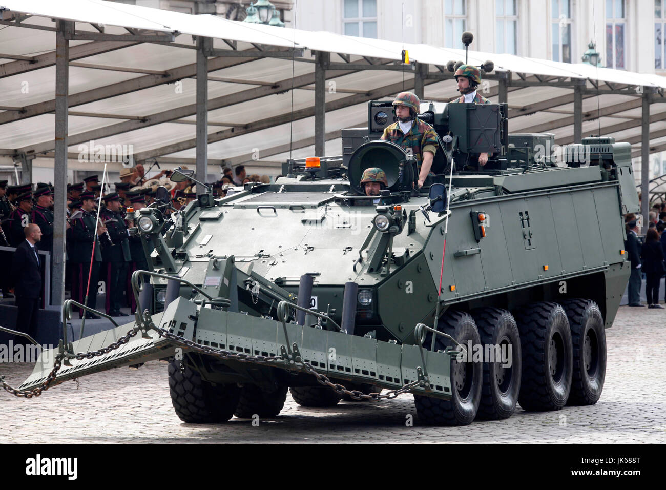 Bruxelles, Belgio. 21 Luglio, 2017. Una delle operazioni di sminamento veicolo dell'esercito belga assiste la tradizionale parata militare per contrassegnare il belga giornata nazionale di Bruxelles capitale del Belgio, il 21 luglio 2017. Credito: Wang Xiaojun/Xinhua/Alamy Live News Foto Stock