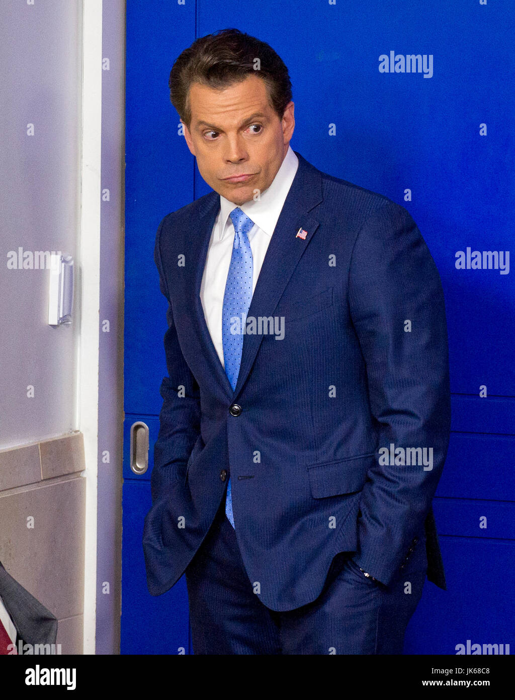 Arrivo White House communications director Anthony Scaramucci ascolta come egli è introdotto da Sarah Huckabee Sanders durante il suo primo briefing con la stampa sul suo primo giorno di lavoro nel Brady Press Briefing Room della Casa Bianca di Washington, DC il Venerdì, 21 luglio 2017. Durante la sua successiva apertura commento, Scaramucci ha annunciato che Sarah Huckabee Sanders è assumere come premere il segretario da Sean Spicer. Photo credit: Ron Sachs/CNP/AdMedia Foto Stock