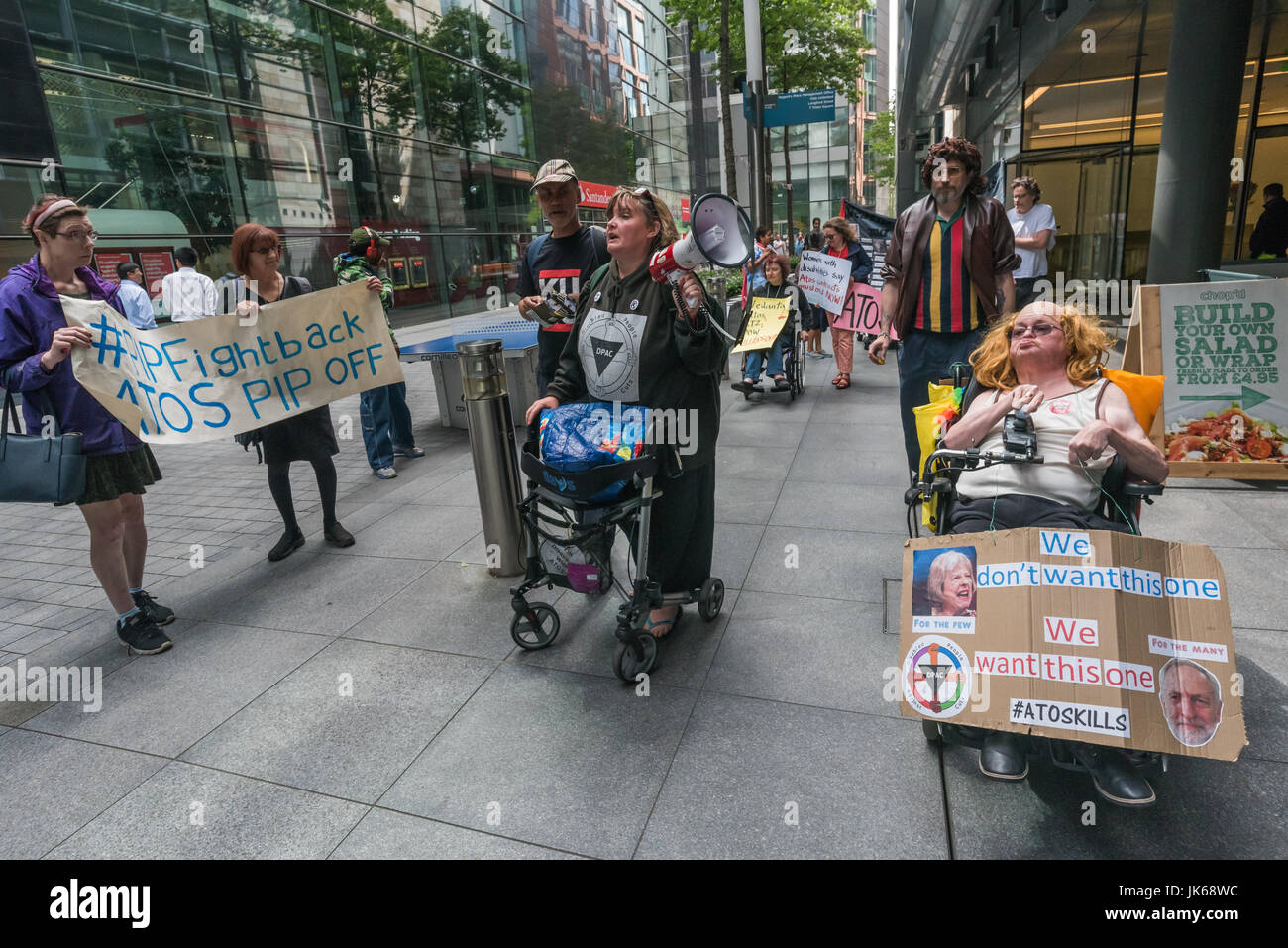 Luglio 21, 2017 - Londra, Regno Unito - Londra, Regno Unito. Il 21 luglio 2017. Per aver protestato fuori Atos oltre le loro false e imprecise PIP valutazioni che stanno causando la morte di persone disabili che perdono i benefici, DPAC lontano marzo per terminare la loro settimana di azione durante il London Para atletica Campionati del Mondo bloccando una carreggiata dell'Euston Road a Warren St per circa dieci minuti. I due agenti di polizia presenti ha chiesto loro di muoversi e poi radioed per rinforzi, che è arrivato subito dopo che i manifestanti a sinistra la strada. DPAC dicono che il governo utilizza il supporto del para atleti come un COV Foto Stock