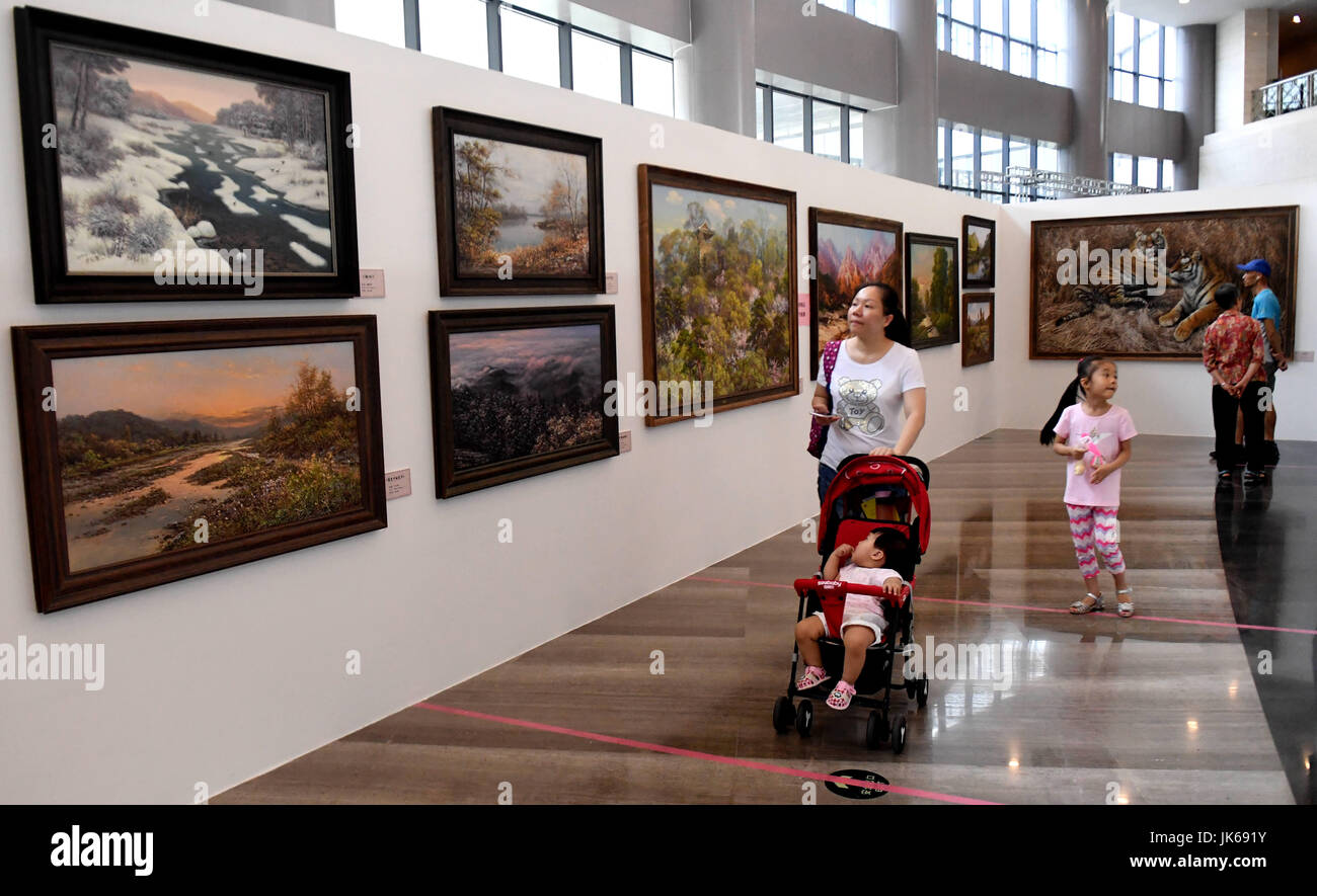 Nanning. 21 Luglio, 2017. I visitatori a piedi dalla pittura di olio opere dell'artista coreano in Nanning Museum Luglio 21, 2017. Alcuni 200 opere d'arte di artisti dalla Repubblica Popolare Democratica di Corea (DPRK) sono visualizzati in una fiera in Nanning, capitale del sud-ovest della Cina di Guagnxi Zhuang Regione autonoma. Credito: Zhang Ailin/Xinhua/Alamy Live News Foto Stock