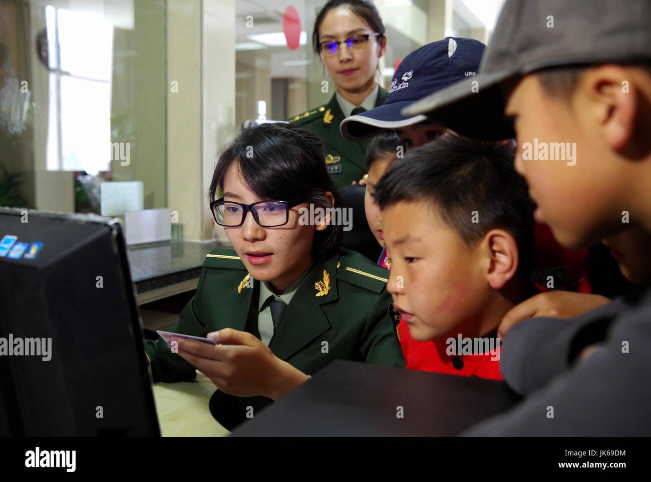 Lhasa. 21 Luglio, 2017. Un funzionario di polizia nel passaporto Bangjinmeiduo camera di applicazione spiega i dettagli dell'applicazione per un passaporto di confine a Lhasa, capitale del sud-ovest della Cina di regione autonoma del Tibet sulla luglio 21, 2017. Il passaporto Bangjinmeiduo applicazione camera era aperta per il pubblico a visitare il venerdì, che ha attacted molti alunni di Lhasa per saperne di conoscenza relativa e rafforzare la coscienza della difesa nazionale. Credito: Liu Dongjun/Xinhua/Alamy Live News Foto Stock