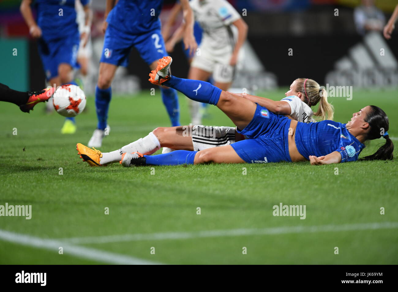 La Germania Mandy Islacker in azione contro l'Italia Alia Guagni (fondo)  durante la donna Campionati Europei di calcio del gruppo B match tra  Germania e Italia a Koning Willem II Stadium di