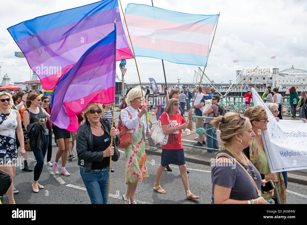 Brighton, Regno Unito. 22 Luglio, 2017. Trans Pride Brighton, ora nel suo quinto anno di processione lungo Brighton Seafront. Come un ente benefico registrato gestito esclusivamente da volontari, Trans Pride mirano ad ispirare tutti i trans, intersechi, variante di genere e queer persone per aiutare a fare una reale differenza per celebrare trans vive e la diversità di genere. Città di Brighton & Hove, East Sussex, Regno Unito. Il 22 luglio 2017. Credito: David Smith/Alamy Live News Foto Stock
