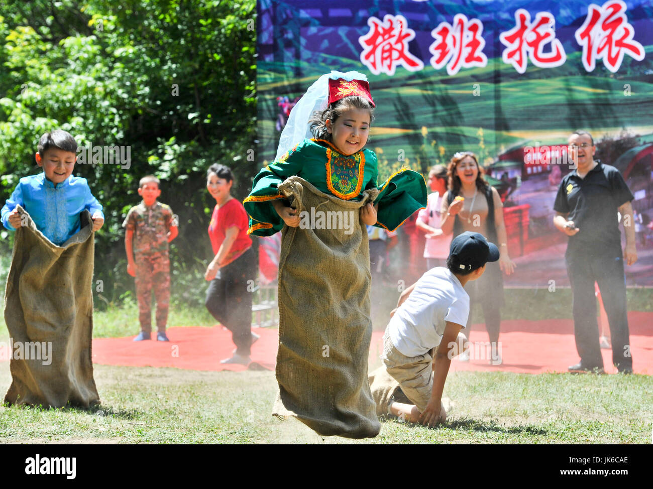 Tacheng, della Cina di Xinjiang Uygur Regione autonoma. 22 Luglio, 2017. Un 9-anno-vecchio bambino gioca un gioco in un sacco durante la Saban festival di Tatar gruppo etnico in Tacheng, a nord-ovest della Cina di Xinjiang Uygur Regione autonoma, luglio 22, 2017. L'annuale festival saban, il significato della festa del vomere, è stato celebrato dopo la semina primaverile in Tacheng sabato. Con giochi di sport, danze etniche e spettacoli, molte persone di differenti gruppi etnici hanno aderito al festival di Tatar ethinc gruppo. Credito: Hu Huhu/Xinhua/Alamy Live News Foto Stock