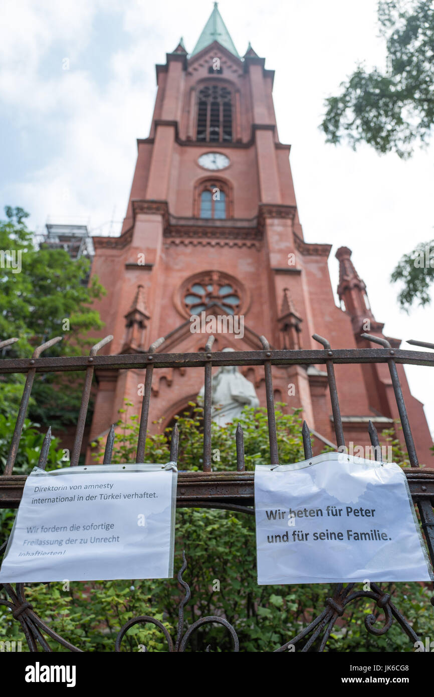 Berlino, Germania. 21 Luglio, 2017. Diversi desideri e richieste per i diritti umani Attivista Peter Steudtner arrestato in Turchia appendere nella parte anteriore della Gethsemanekirche a Berlino, Germania, 21 luglio 2017. Contro Steudtner e ulteriori cinque attivisti per i diritti umani detenzione preventiva è stato imposto da un tribunale turco il martedì. Per più di due settimane l'attivista è già stato incarcerato. Foto: Jörg Carstensen/dpa/Alamy Live News Foto Stock