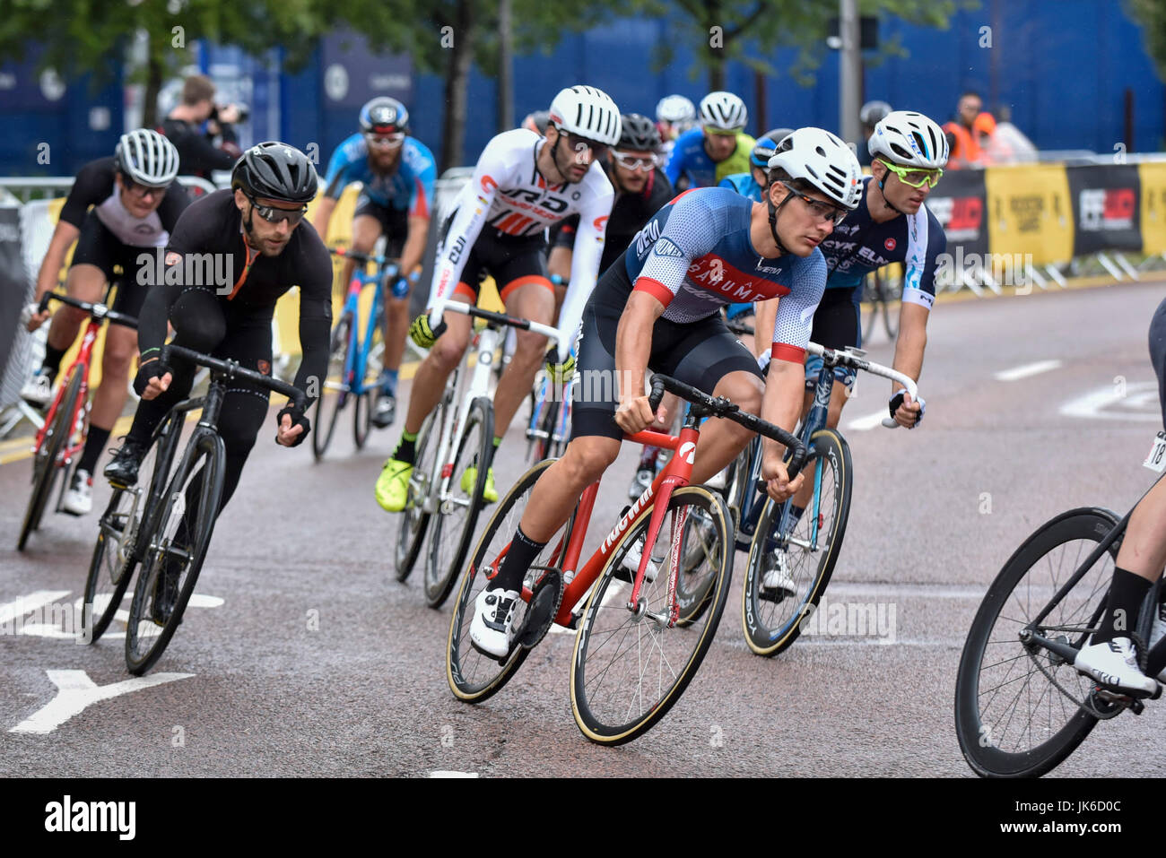 Londra, Regno Unito. 22 luglio 2017. World Class international ciclisti prendere parte alla tappa di Londra della Red Hook Criterium intorno a Penisola di Greenwich. Heavy Rain docce rende la guida giri intorno al 1 km di strada sul circuito di ingranaggio fisso biciclette con freni non ancora di più di una sfida come piloti negoziare più riscalda per tentare di qualificarsi per una serata finale. Credito: Stephen Chung / Alamy Live News Foto Stock