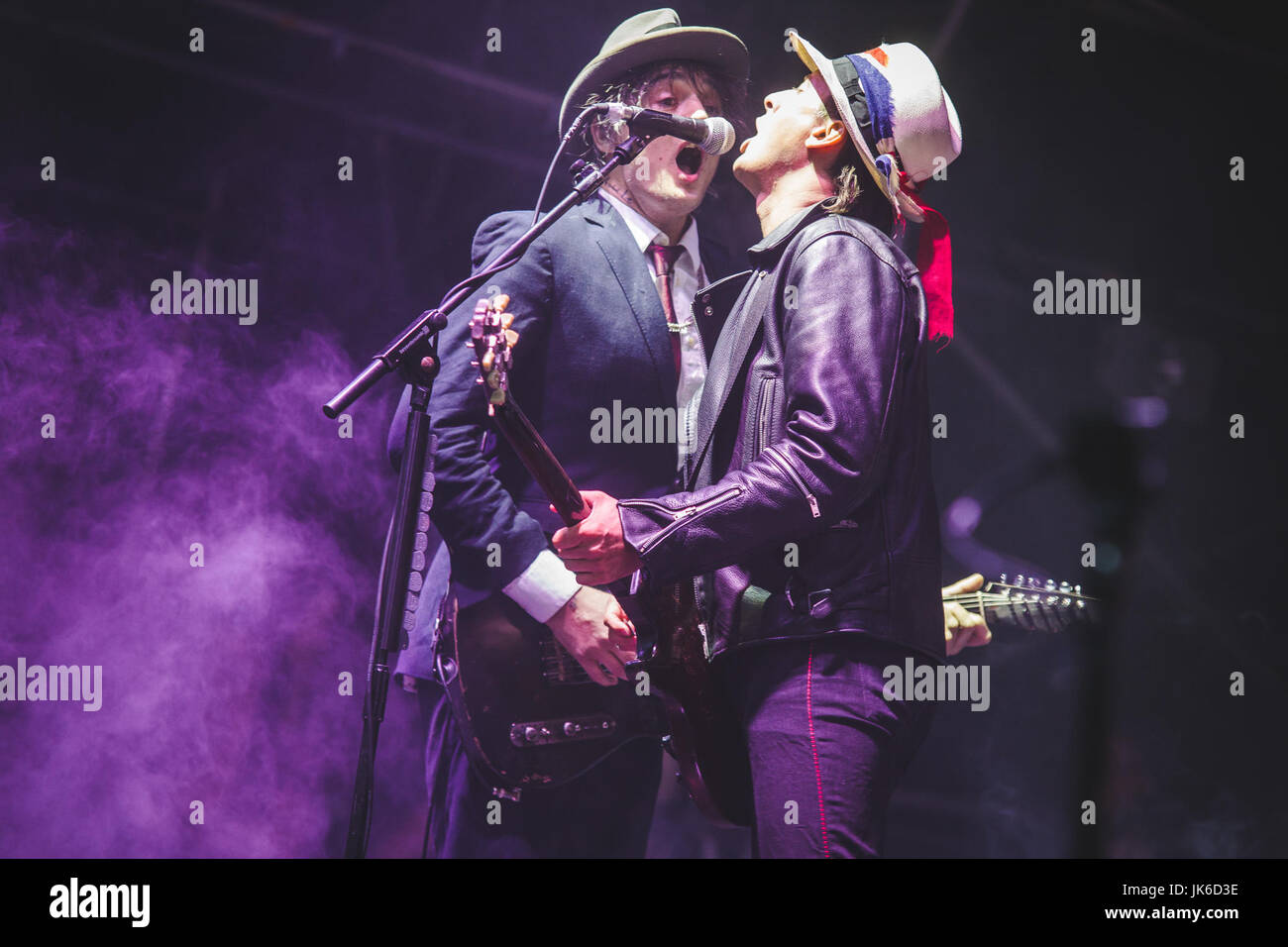 Luglio 21, 2017 - Pete Doherty e Carl BarÃ¢t di The Libertines, effettuando al tracciafile festival di Sheffield, 2017 Credit: Myles Wright/ZUMA filo/Alamy Live News Foto Stock