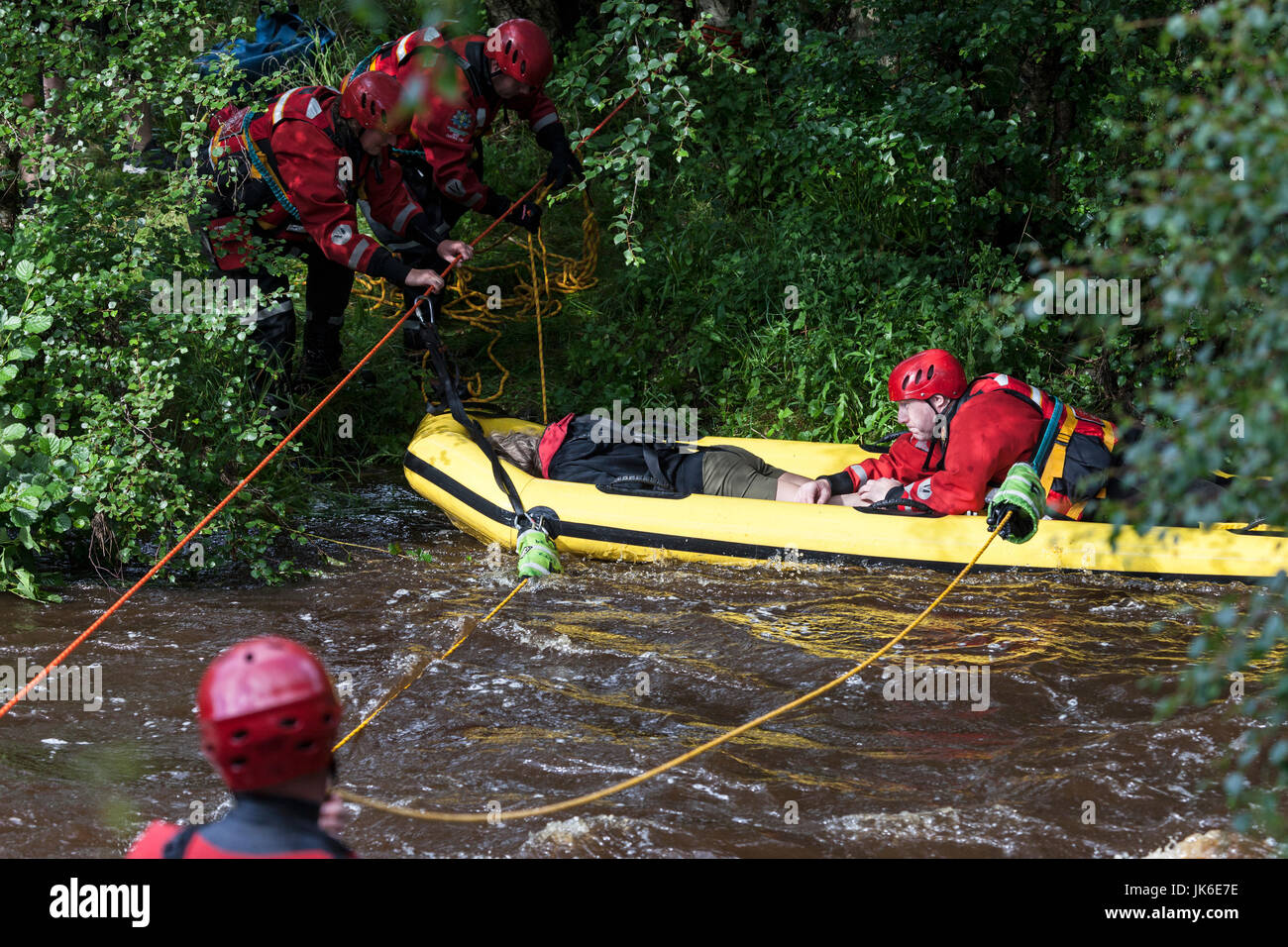 Fiume Tees, Bowlees, Superiore Teesdale, County Durham Regno Unito. Sabato 22 Luglio 2017. Regno Unito Meteo. Servizi di emergenza sono stati chiamati fuori per il soccorso di quattro persone che divenne intrappolato in un'isola nel Fiume Tees questo pomeriggio dopo le piogge torrenziali hanno causato una inondazione che li tagli. Nessuno è rimasto ferito in un incidente, che è durato circa 1 ora. Credito: David Forster/Alamy Live News. Foto Stock