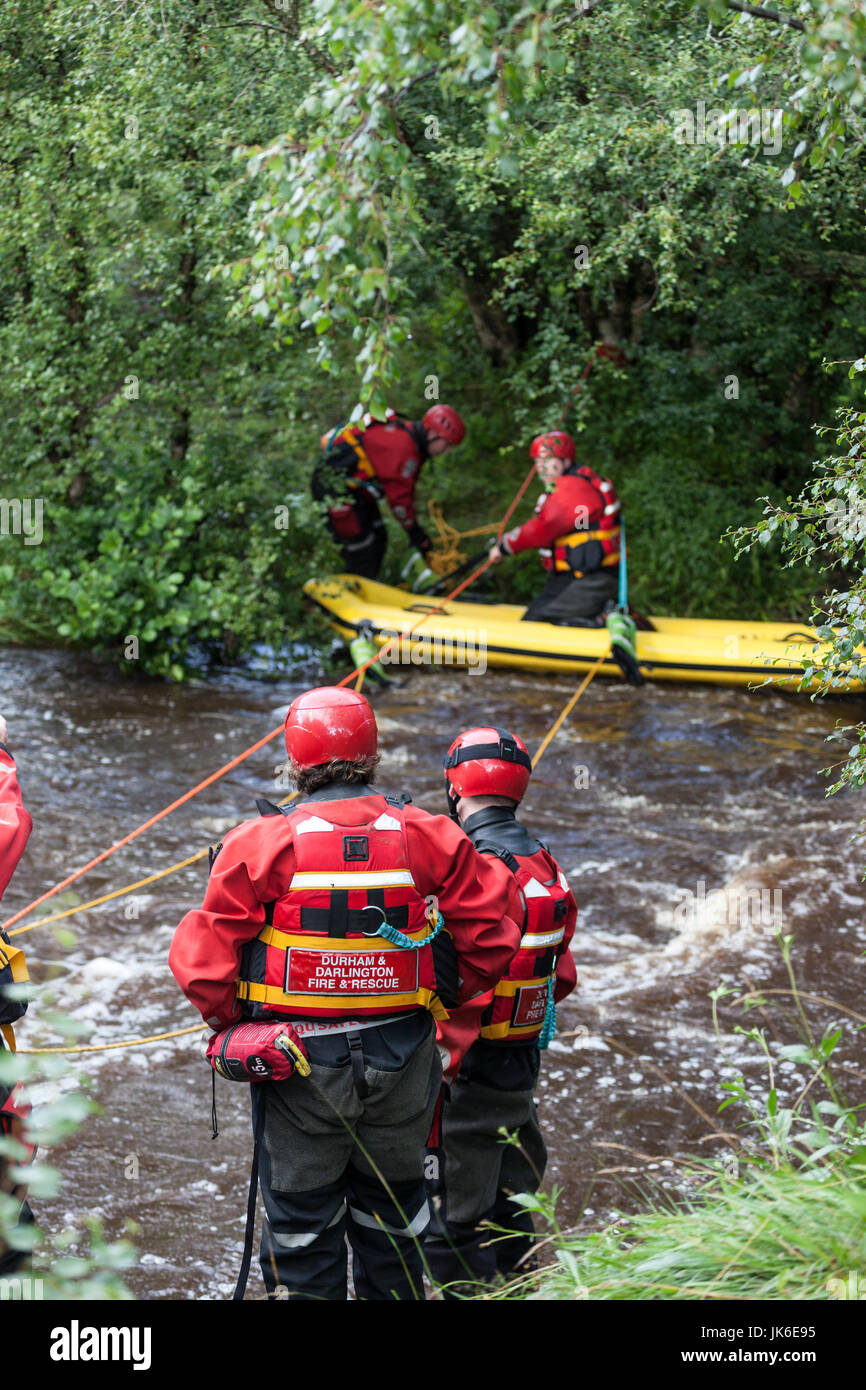 Fiume Tees, Bowlees, Superiore Teesdale, County Durham Regno Unito. Sabato 22 Luglio 2017. Regno Unito Meteo. Servizi di emergenza sono stati chiamati fuori per il soccorso di quattro persone che divenne intrappolato in un'isola nel Fiume Tees questo pomeriggio dopo le piogge torrenziali hanno causato una inondazione che li tagli. Nessuno è rimasto ferito in un incidente, che è durato circa 1 ora. Credito: David Forster/Alamy Live News. Foto Stock