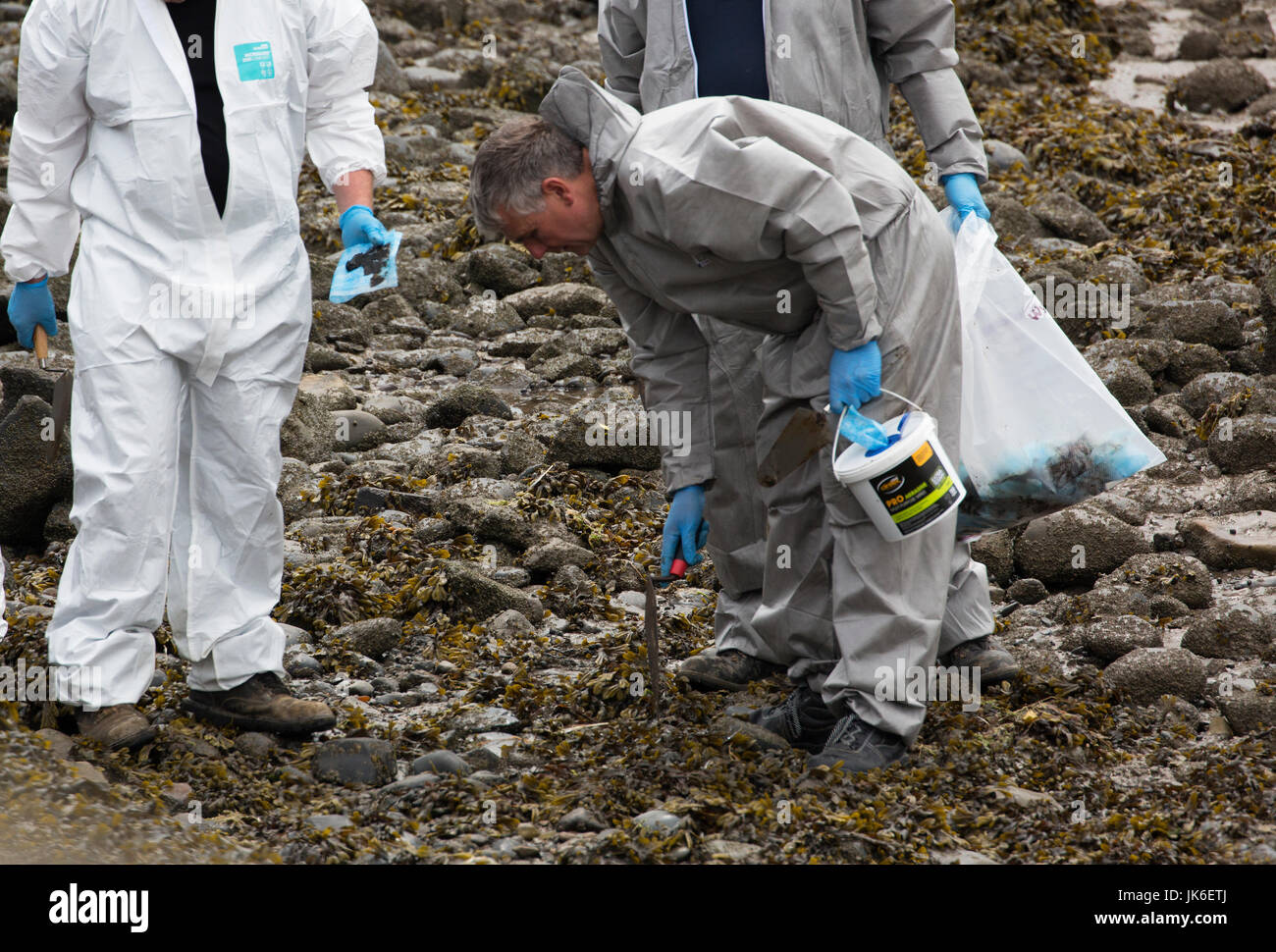 Knott fine sul mare, Poulton le Fylde, Inghilterra, Regno Unito. 22 Luglio, 2017. I team di pulitura la rimozione di contaminazione da olio dal Liverpool Bay storage perdita di installazione. Specialista di pulizia squadre compreso Wyre e Blackpool personale del consiglio sta tentando di rimuovere tutte le tracce di olio e di catrame che è stato lavato fino sulla costa. Essi sono stati sulla scena dal martedì e sperano di finire il funzionamento nei prossimi due giorni. Credito: Ken Johnson/Alamy Live News Foto Stock