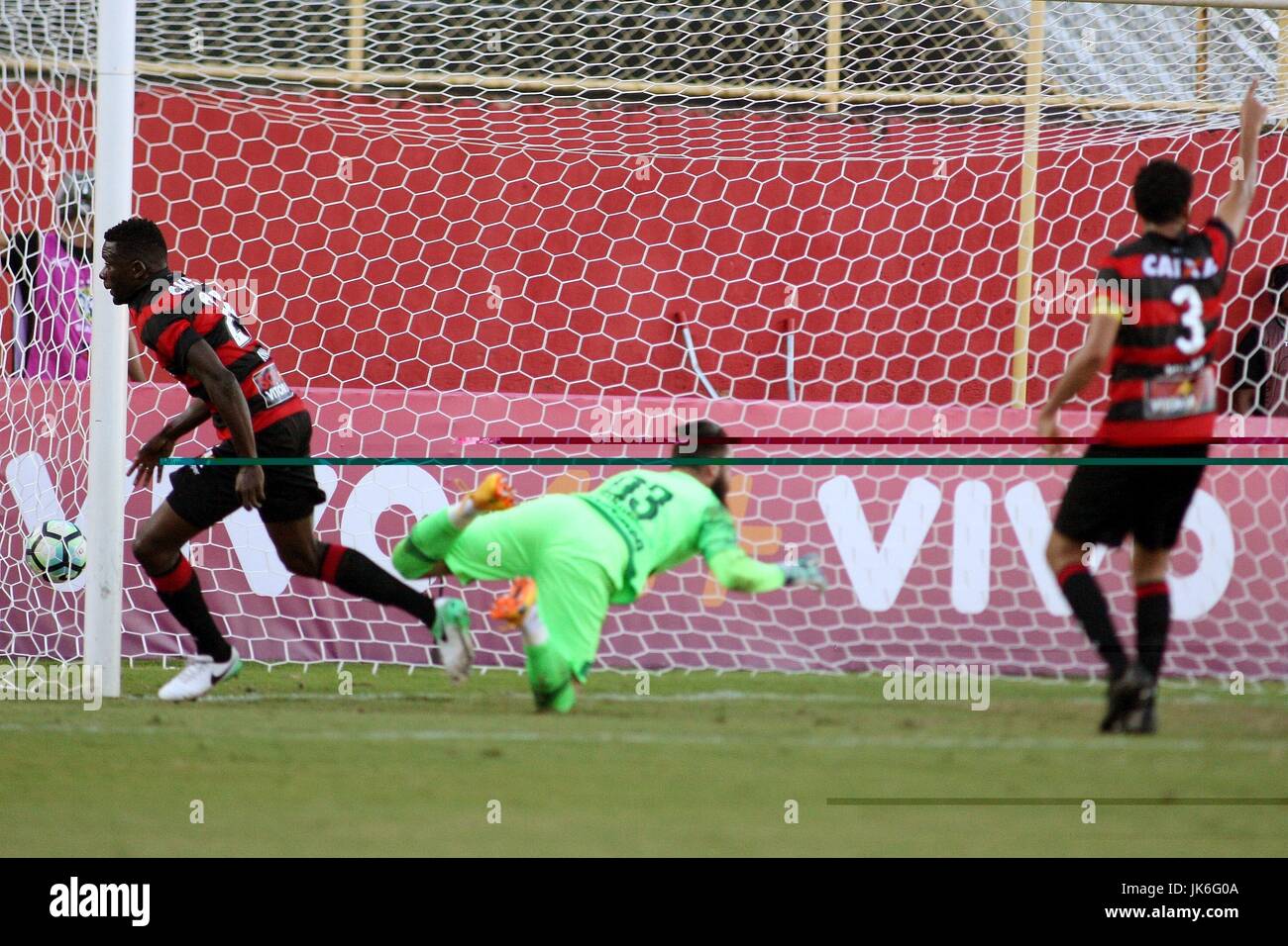 Salvador, Brasile. 22 Luglio, 2017. Kanu, giocatore di Vitoria, nel vuoto obiettivo bid, durante il Vitoria X Chapecoense tenutosi a Barradão in Salvador, BA. Gioco valido per il sedicesimo giro del Brasileirão del 2017. Credito: Edson Ruiz/FotoArena/Alamy Live News Foto Stock