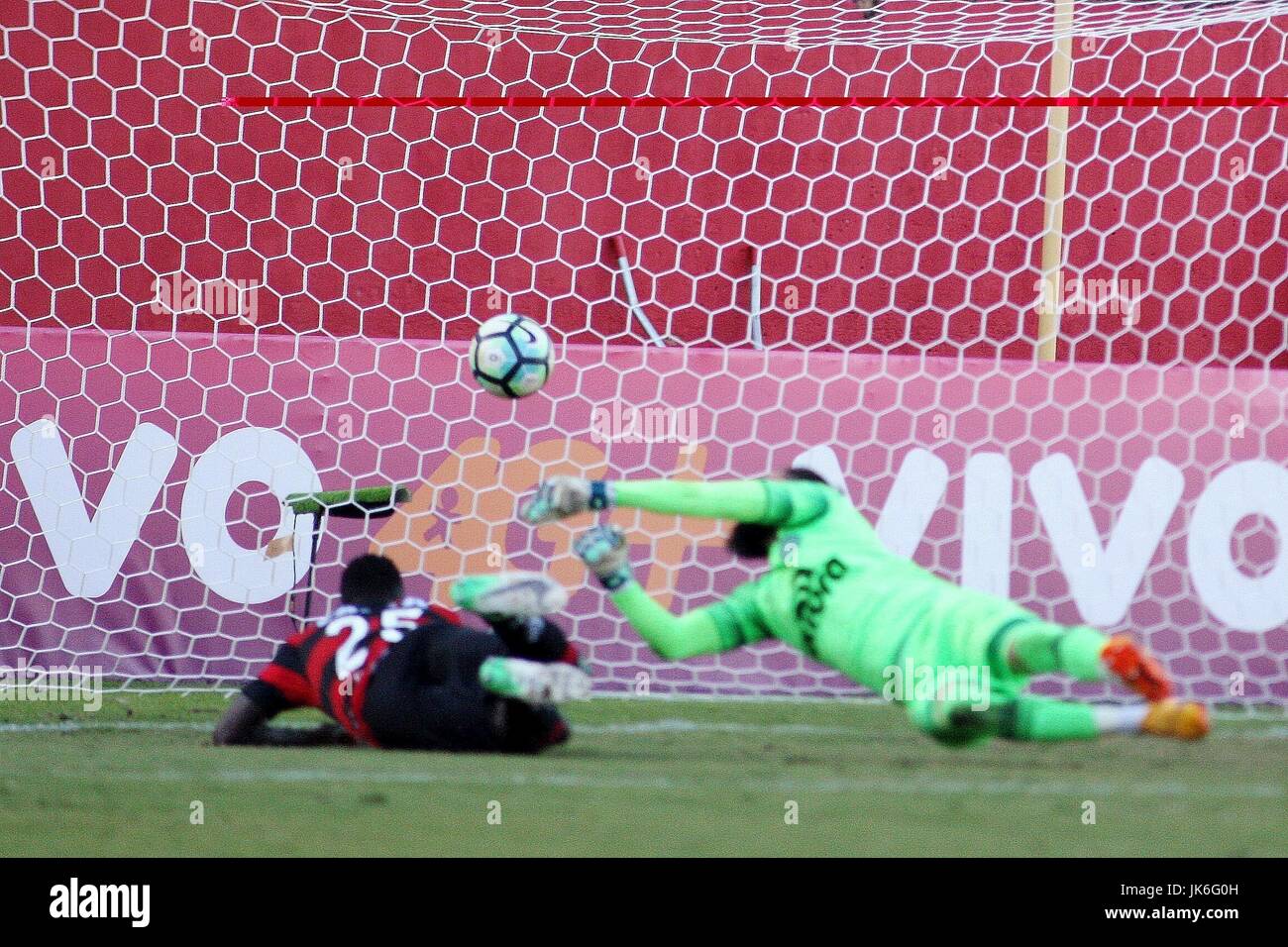Salvador, Brasile. 22 Luglio, 2017. Kanu, giocatore di Vitoria, nel vuoto obiettivo bid, durante il Vitoria X Chapecoense tenutosi a Barradão in Salvador, BA. Gioco valido per il sedicesimo giro del Brasileirão del 2017. Credito: Edson Ruiz/FotoArena/Alamy Live News Foto Stock