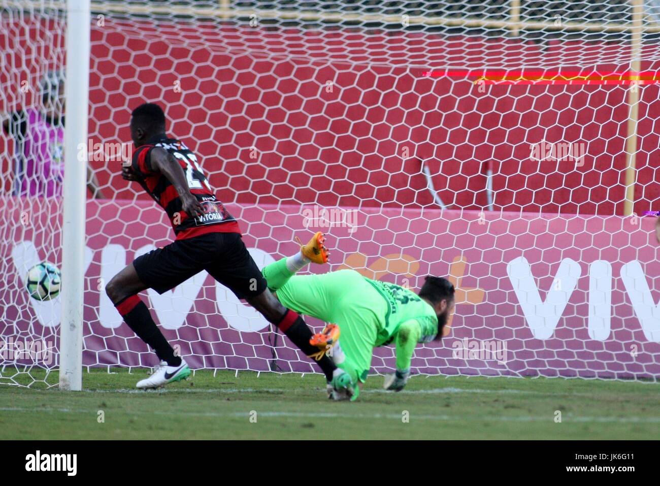 Salvador, Brasile. 22 Luglio, 2017. Kanu, giocatore di Vitoria, nel vuoto obiettivo bid, durante il Vitoria X Chapecoense tenutosi a Barradão in Salvador, BA. Gioco valido per il sedicesimo giro del Brasileirão del 2017. Credito: Edson Ruiz/FotoArena/Alamy Live News Foto Stock
