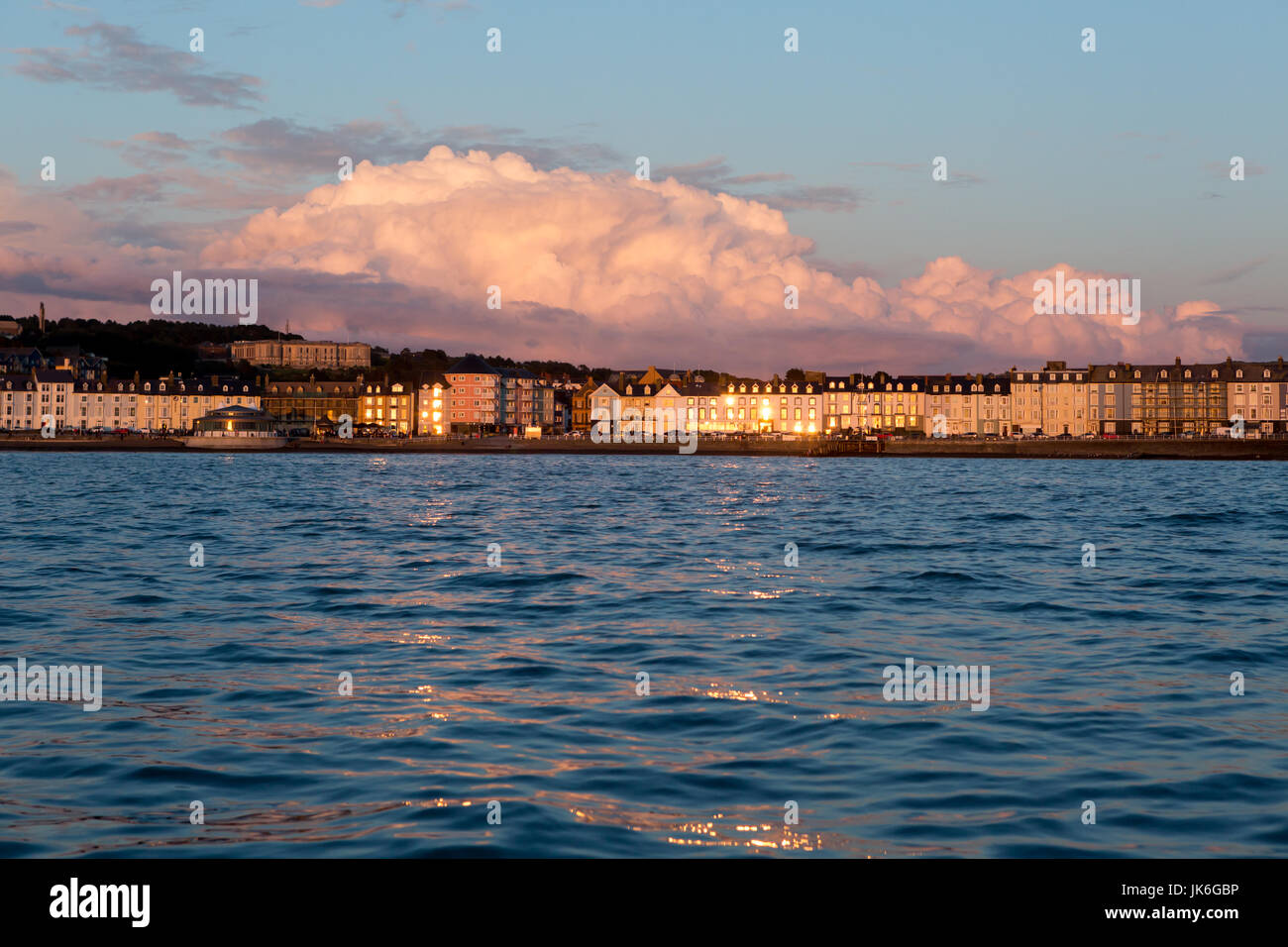 Aberystwyth, Ceredigion, Galles, nel Regno Unito il 22 luglio 2017. Regno Unito: Meteo bel tramonto a fine giornata a Aberystwyth, come i riflessi del sole glisten della proprietà di mare e di tutta l'acqua di Cardigan Bay sulla costa occidentale. © Ian Jones/Alamy Live News. Foto Stock