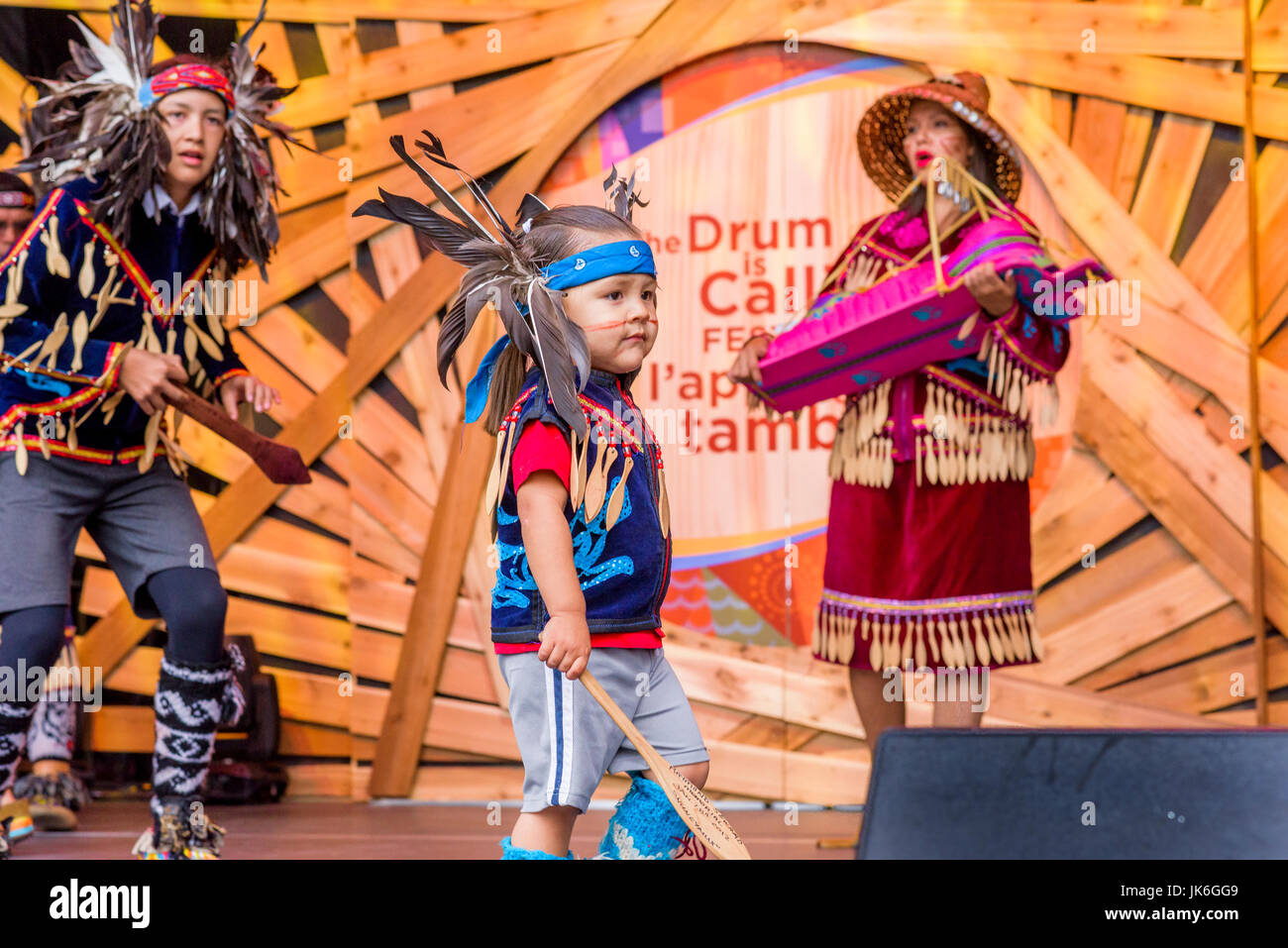 Vancouver, Canada. 22 Luglio, 2017. Musqueam Wolf Pack balli di gruppo. Il tamburo è chiamando Festival, Canada 150+ event, Larwill Park, Vancouver, British Columbia, Canada. Credito: Michael Wheatley/Alamy Live News Foto Stock