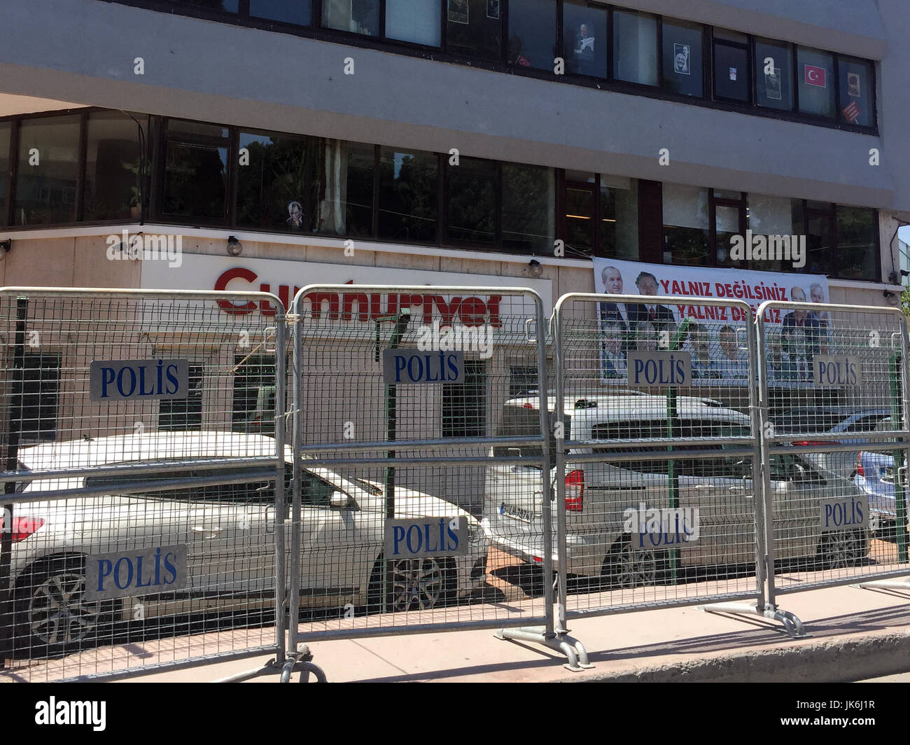Istanbul, Turchia. 12 Luglio, 2017. Le barriere sono messo di fronte al palazzo del governo critico quotidiano 'Cumhuriyet' ad Istanbul in Turchia, 12 luglio 2017. Foto: Mirjam Schmitt/dpa/Alamy Live News Foto Stock