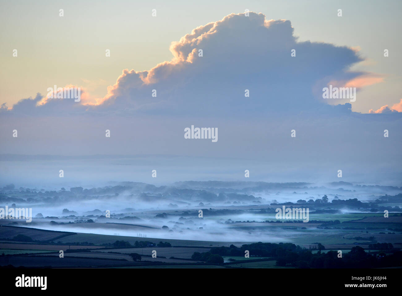 Berwick, East Sussex. Il 23 luglio 2017. Bella mattina in East Sussex come il Rising Sun inizia a bruciare una nebbia di mattina coverng il basso Weald. ©Peter Cripps/Alamy Live News Foto Stock