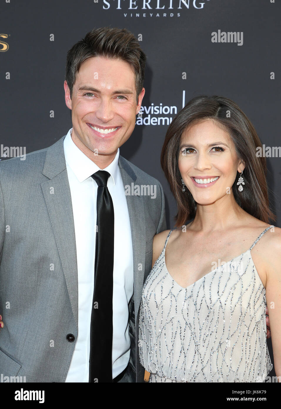 A nord di Hollywood, CA. 22 Luglio, 2017. Whit Johnson, Andrea Fujii, alla sessantanovesima area di Los Angeles Emmy Awards presso l Accademia di televisione in California il 22 luglio 2017. Credito: Fs/media/punzone Alamy Live News Foto Stock