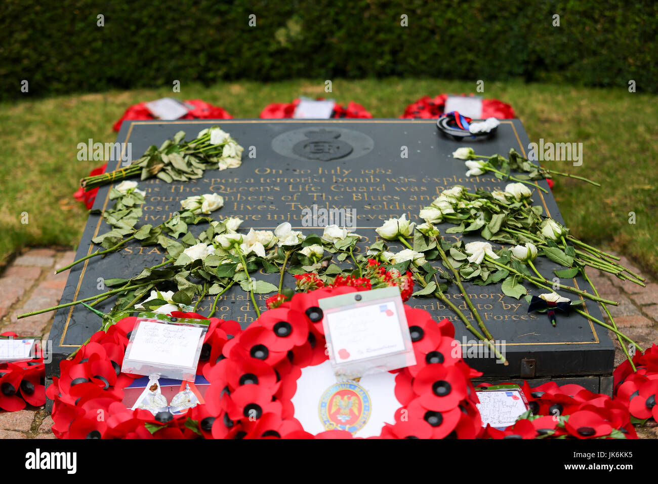 Londra, Regno Unito. 22 Luglio, 2017. I veterani del Regno Unito una sola voce marzo da Hyde Park Barracks a Hyde Park bomb lapide. Il gruppo poi si trasferisce al Wellington Arch per mostrare il loro sostegno per il Hyde Park giustizia campagna. Penelope Barritt/Alamy Live News Foto Stock