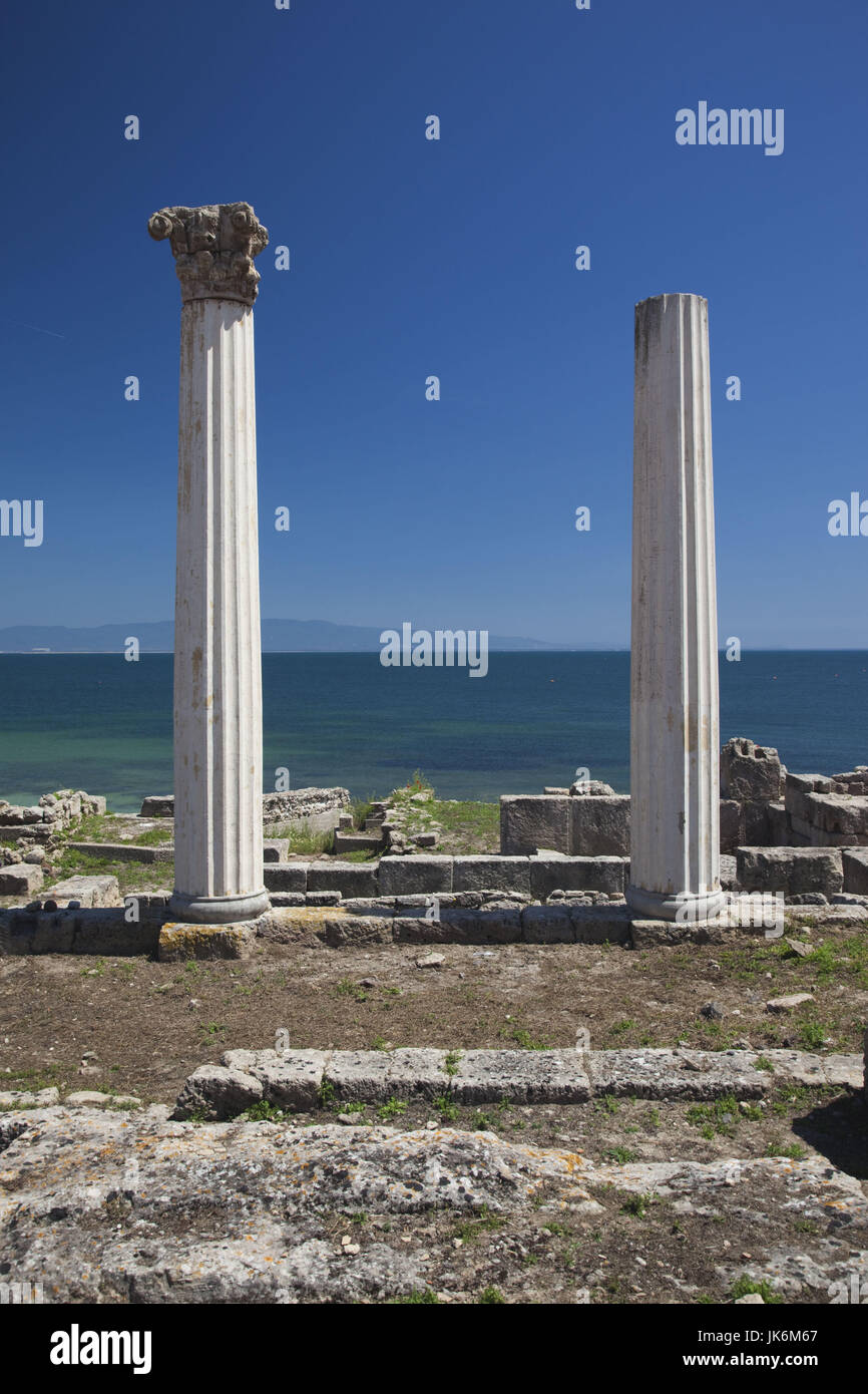 L'Italia, Sardegna, regione di Oristano, la penisola del Sinis, Tharros, rovine dell antica città fenicia e romana le colonne Foto Stock