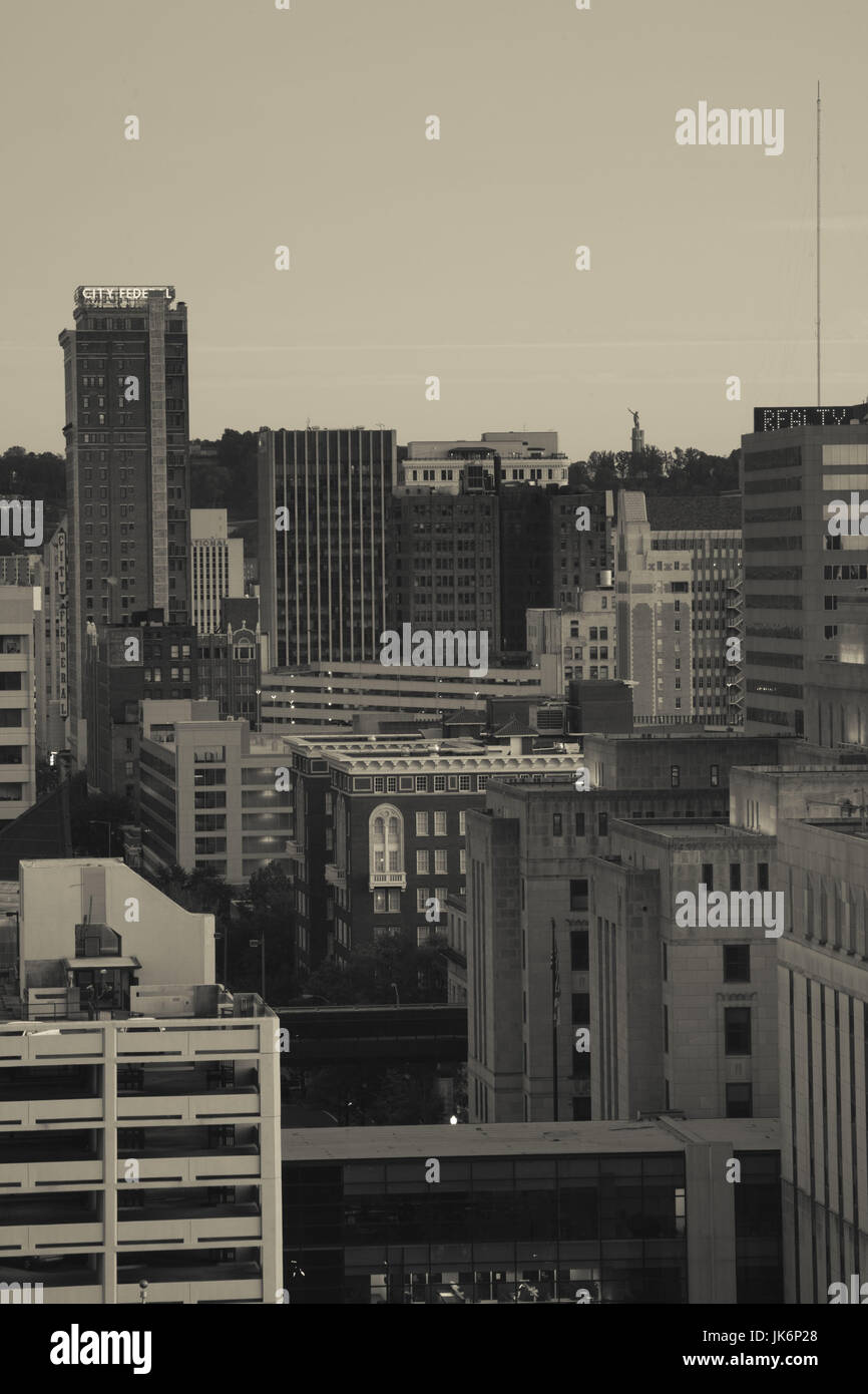 Stati Uniti d'America, Alabama, Birmingham, ad alto angolo di vista del centro, crepuscolo Foto Stock