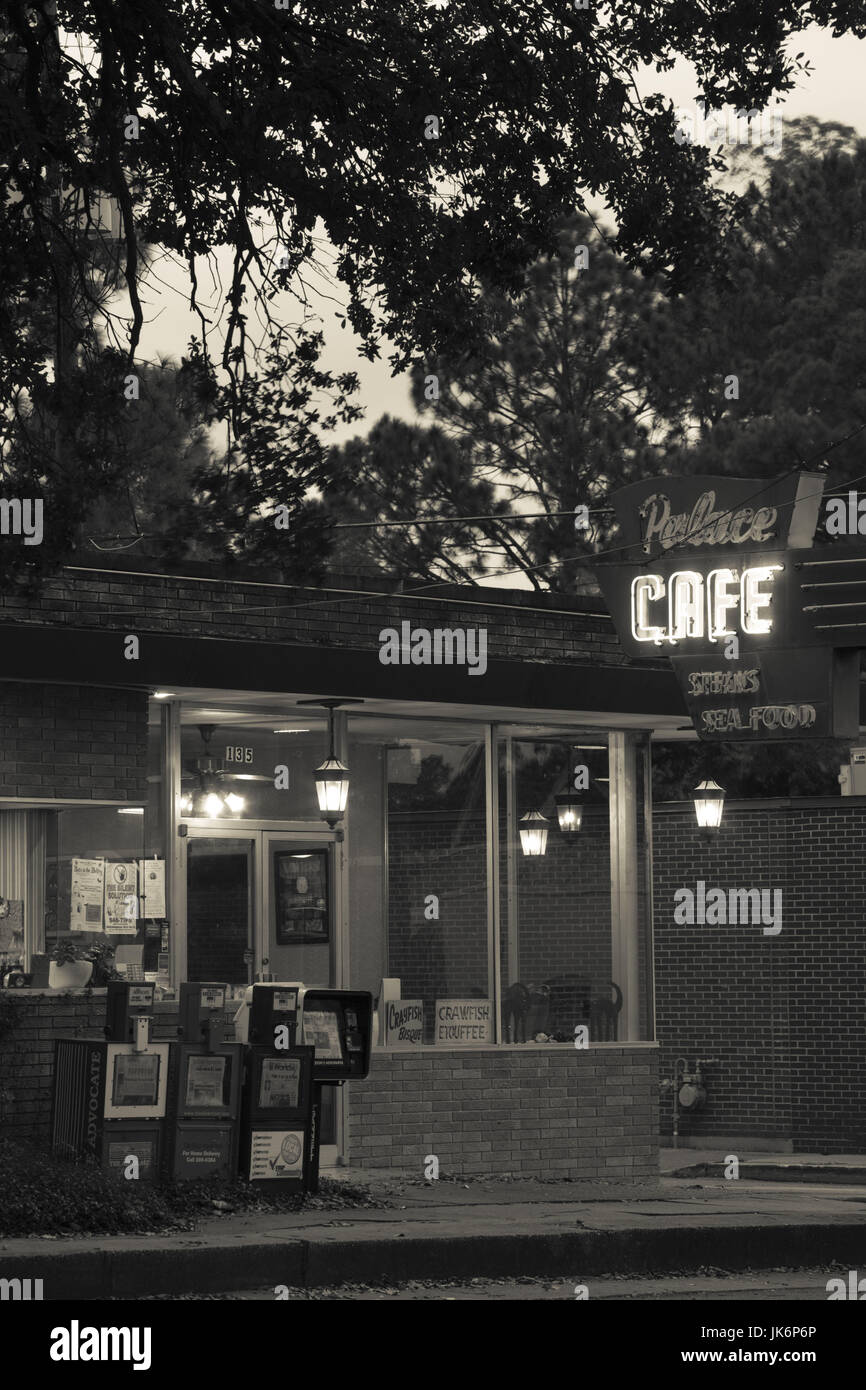 Stati Uniti d'America, Louisiana Cajun Country, Opelousas, Palace Cafe, che serve cibo meridionale fin dal 1954, esterna, sera Foto Stock