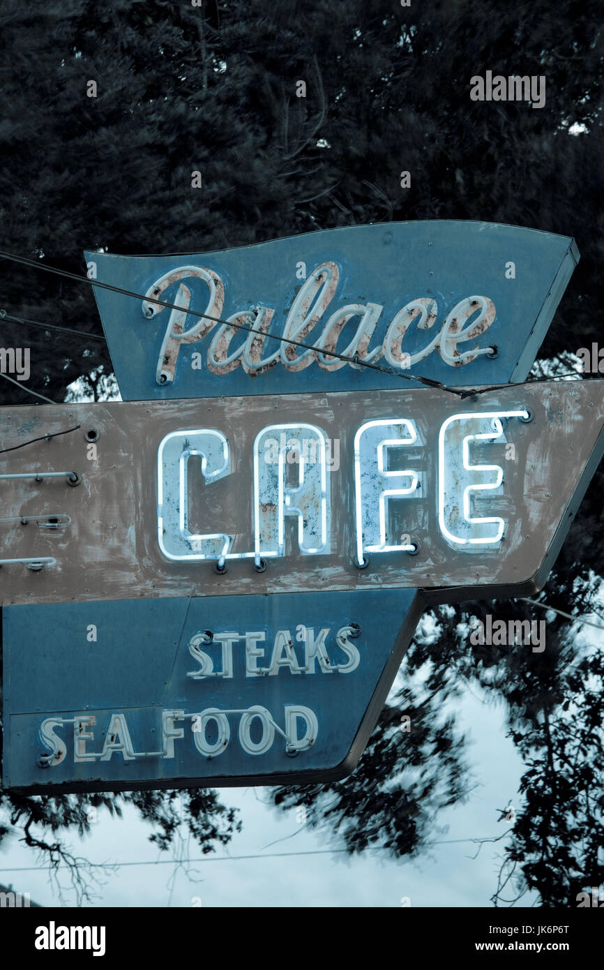 Stati Uniti d'America, Louisiana Cajun Country, Opelousas, Palace Cafe, che serve cibo meridionale fin dal 1954, esterna, sera Foto Stock