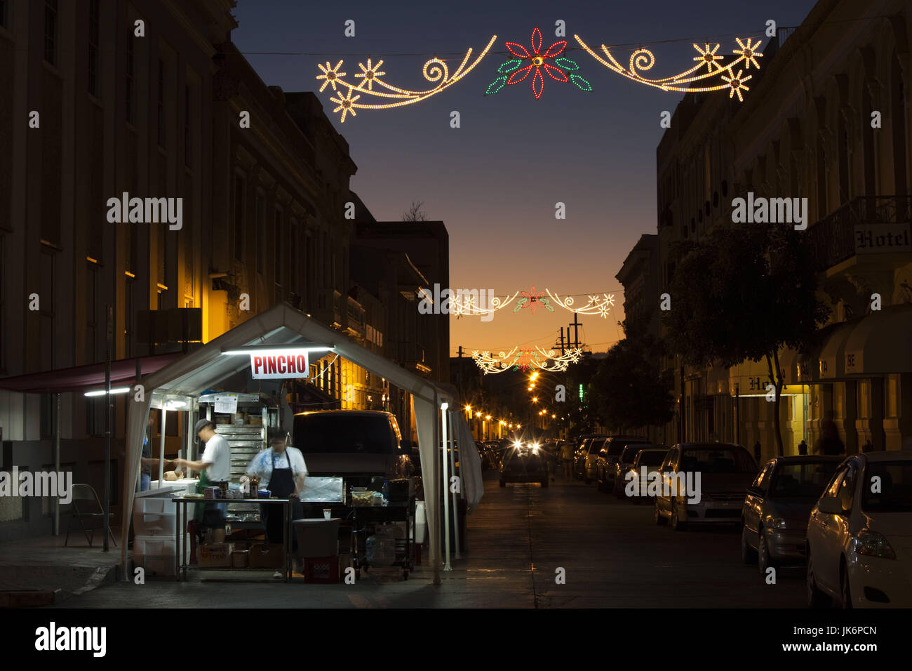 Puerto Rico, South Coast, Ponce, Plaza Las Delicias, fiesta pincho o hot dog stand, crepuscolo Foto Stock