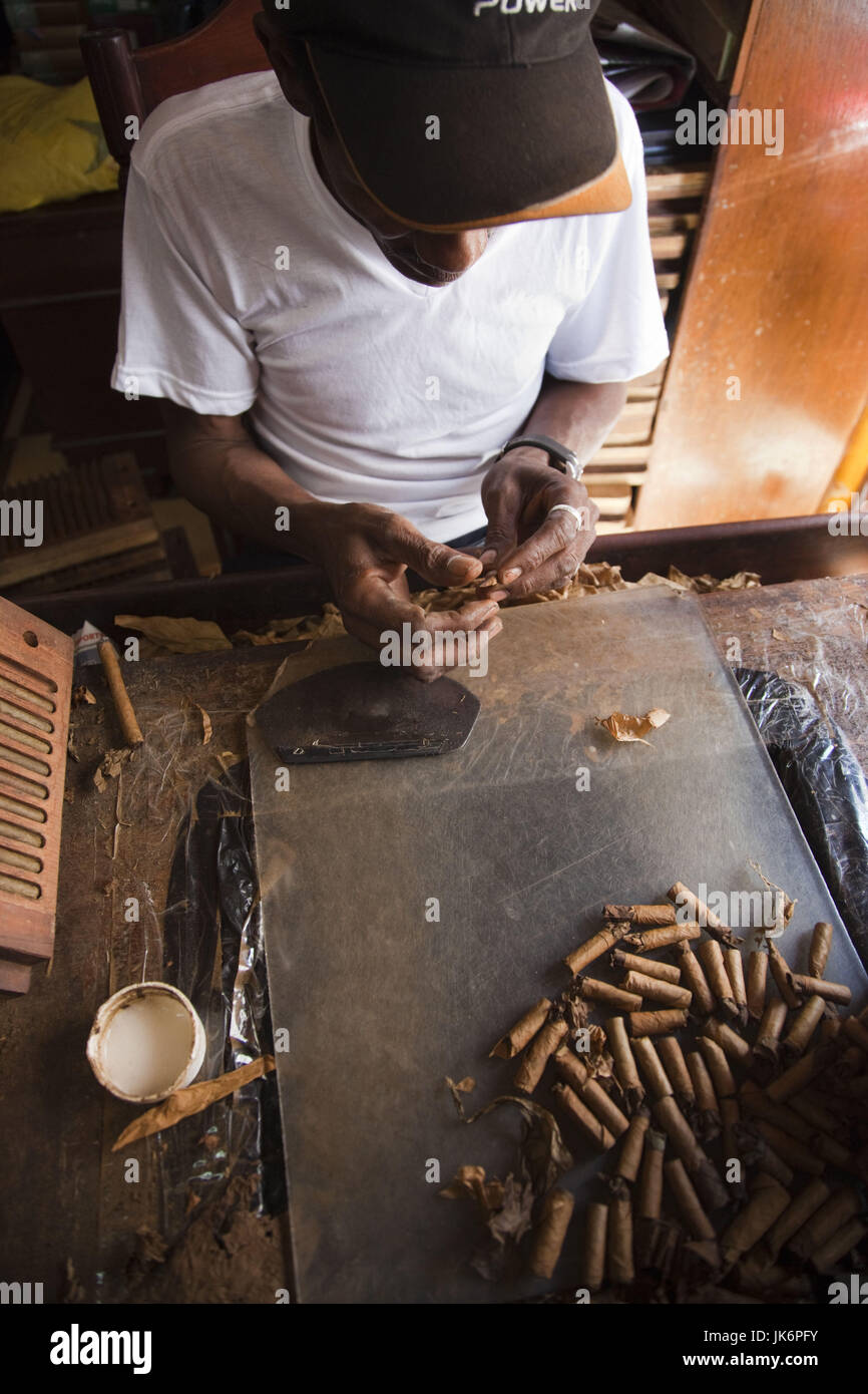 Repubblica Dominicana, Santo Domingo, Zona Colonial, sigaro rolling a La Leyenda del Cigarro fabbrica di sigari Foto Stock