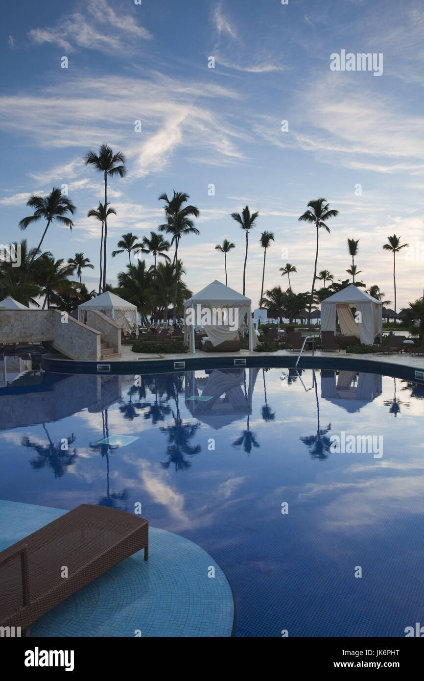 Repubblica Dominicana, Punta Cana Regione, Bavaro, Iberostar Grand Hotel, vista piscina, alba Foto Stock