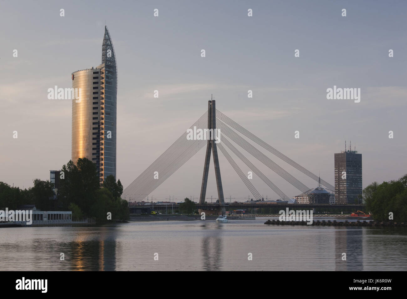 La Lettonia, Riga, ponte Vansu, Swedbank edificio, e fiume Daugava, crepuscolo Foto Stock