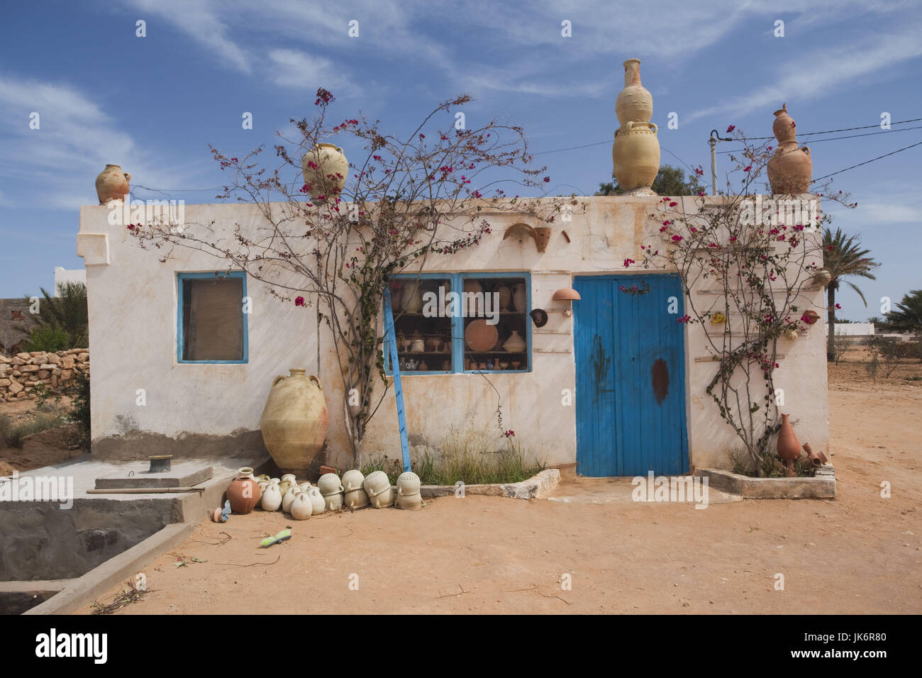 La Tunisia, Jerba Island, Guellala, prodotta localmente in ceramica per la vendita Foto Stock