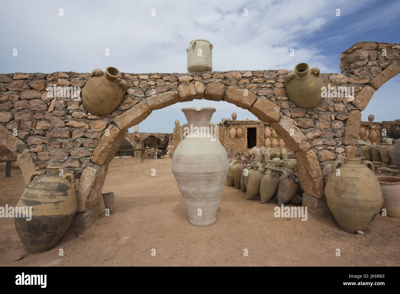 La Tunisia, Jerba Island, Guellala, prodotta localmente in ceramica per la vendita Foto Stock
