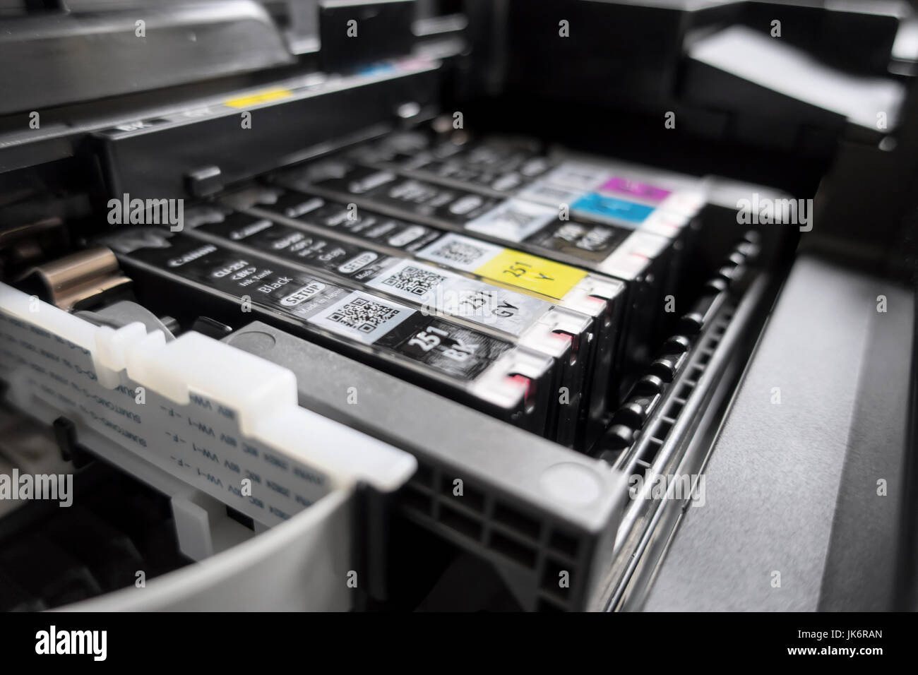 Una canon stampante fotografica serbatoio inchiostro scorrere. Foto Stock
