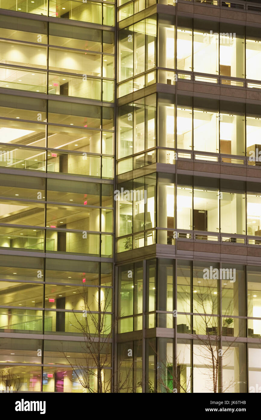 Kanada, Quebec, Montreal, Bürohochhaus, Glasfassade, dettaglio Nacht Nordamerika, Canada, Bürogebäude, Bürohaus, Stockwerke, Fassade, Glas, Glasfenster, Fenster, Licht, Beleuchtung, Konzept, Gleichheit, Konformität, Wiederholung, außen Foto Stock