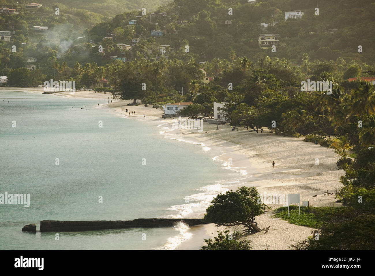 Grenada, Grande Anse Bay, Morne Rouge Bay, Grande Anse Beach, Morgenstimmung Karibik, Westindische isole, Kleine Antillen, isole über dem Winde, Insel, Bucht, Badebucht, Sandstrand, Strand, Badestrand, Spaziergänger, Touristen, Sommerurlaub, Badeurlaub, Reiseziel, Urlaubsziel, Tourismus Foto Stock