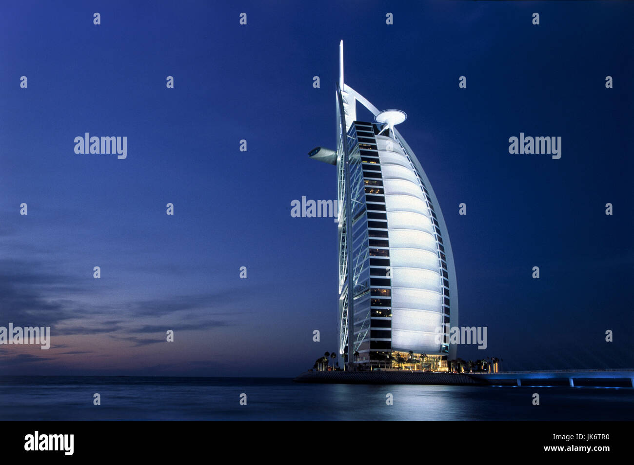 Vereinigte Arabische Emirate, Dubai, Meer, Hotel Burj Al Arab, Beleuchtung, Dämmerung VAE, UAE, Luxushotel, Bauwerk, Architektur, Wahrzeichen, 321 m hoch, Sieben Sterne Hotel, außen Foto Stock
