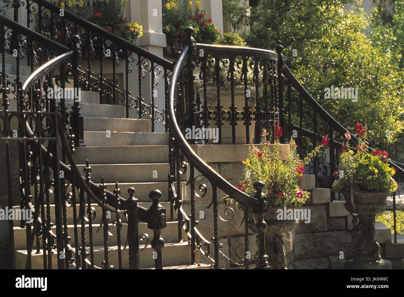 Stati Uniti d'America, Georgia, savana, East Taylor Street, Treppe, Geländer, Ornamente Vereinigte Staaten, Nordamerika, Südstaaten, Costa Coloniale, Stadt, quartiere storico, Haus, Wohnhaus, Aufgang, Treppengeländer, Metall, Metallgeländer, stilvoll, kunstvoll, Buchtitel Foto Stock