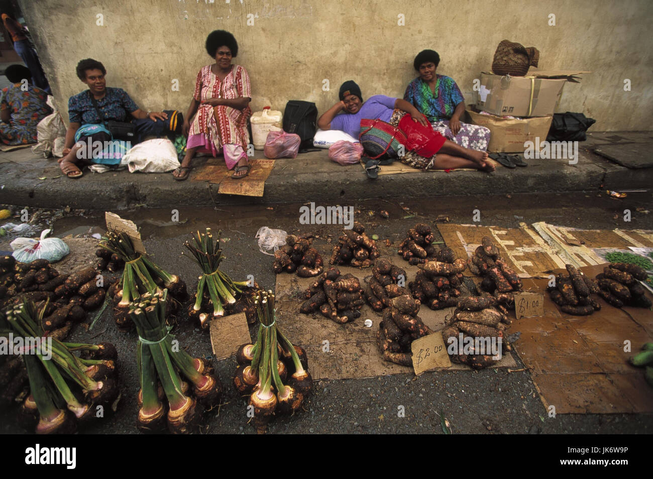 Isole Fidschi, Viti Levu, Nadi, Markt, Frauen, Verkauf, Gemüse nessun modello di rilascio, Südsee, Wochenmarkt, Einheimische, verkaufen, Einzelhandel, Handel, Wirtschaft Lebensmittel, Nahrungsmittel, Straßenverkauf, außen Foto Stock