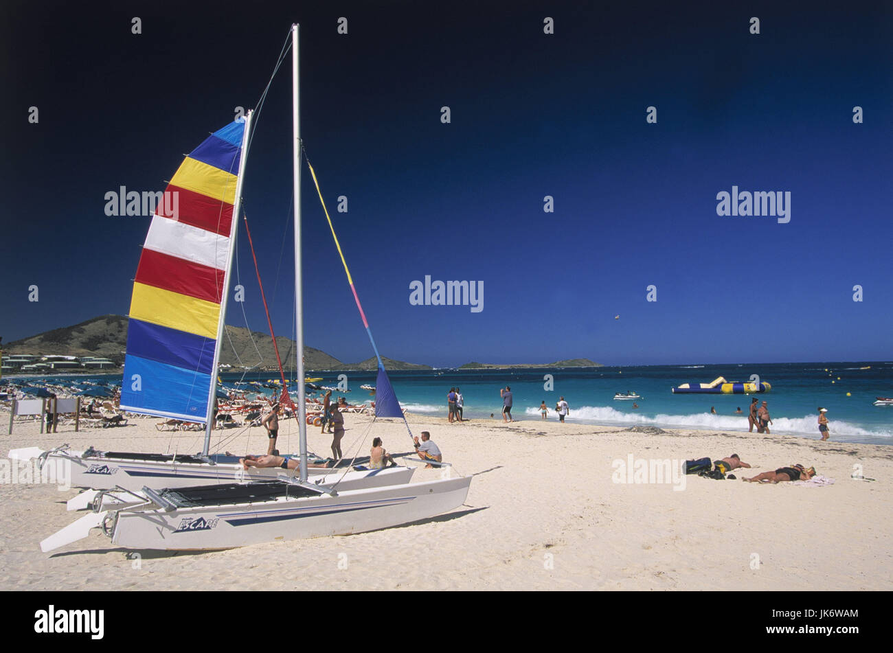 Karibik, Französische Antillen, SAINT MARTIN, Baie Orientale, Strand, Badegäste, Katamaran, nessun modello di rilascio! Mittelamerika, Westindische isole, Kleine Antillen, Bucht, Badebucht, Karibisches Meer, Atlantik, Atlantischer Ozean, Orient Bay, Orient Beach, Küste, Sandstrand, Urlauber, Touristen, Erholung, Strandurlaub, Tourismus Foto Stock