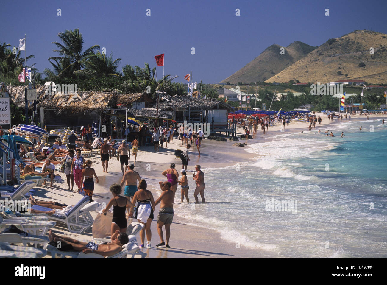 Karibik, Französische Antillen, SAINT MARTIN, Baie Orientale, Strand, Badegäste, nessun modello di rilascio! Mittelamerika, Westindische isole, Kleine Antillen, Bucht, Badebucht, Karibisches Meer, Atlantik, Atlantischer Ozean, Orient Bay, Orient Beach, Küste, Sandstrand, Urlauber, Touristen, Tourismus, Badestrand, Erholung, Strandurlaub Foto Stock