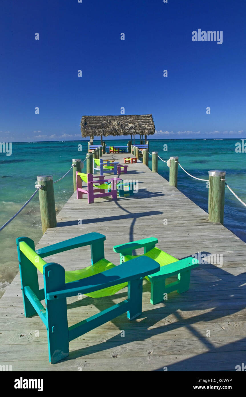 Bahamas, Ozean, Steg, Stühle, bunt Foto Stock