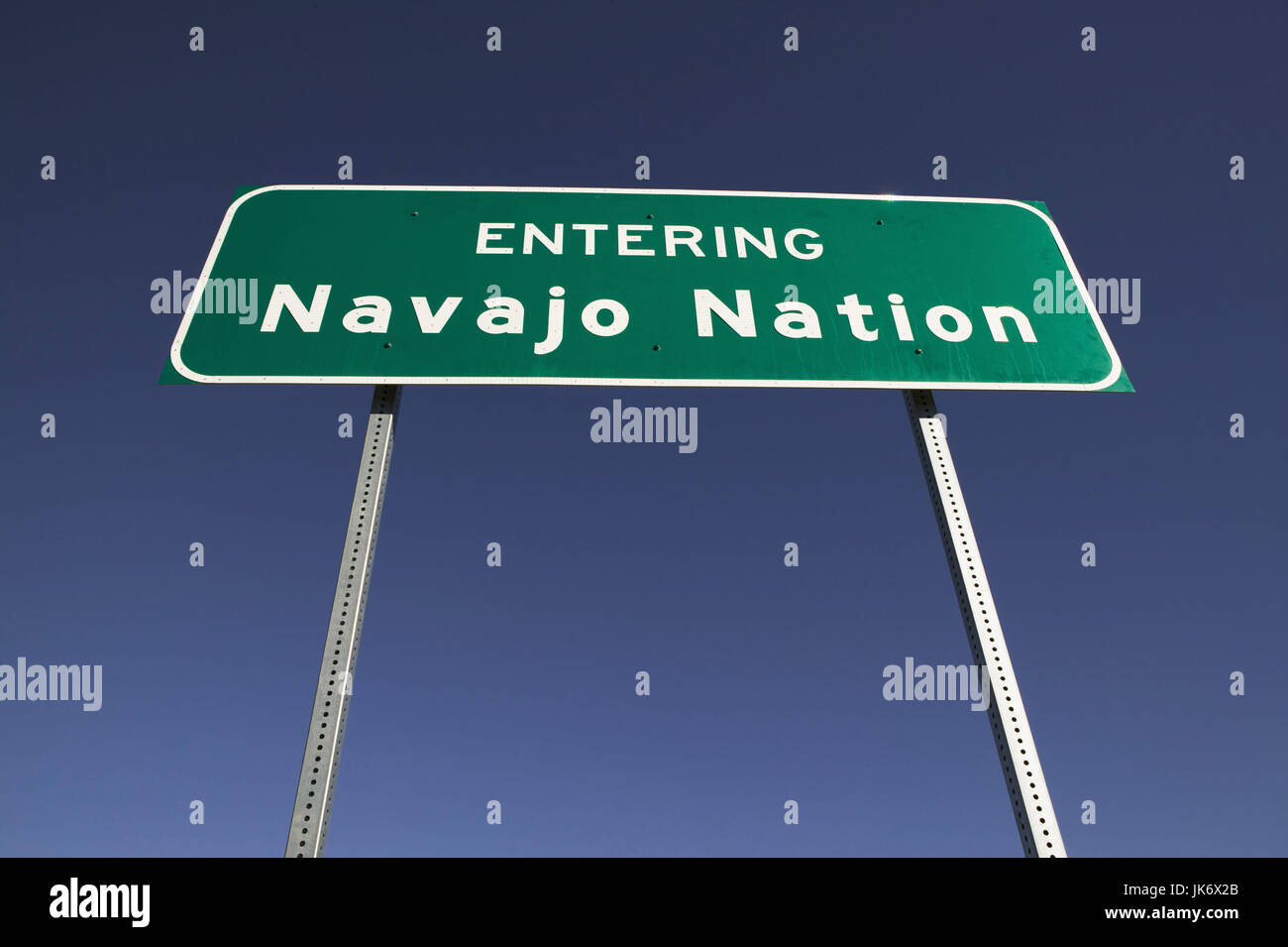 Stati Uniti d'America, Arizona, Hinweisschild, "entrando Navajo Nation' Nordamerika, Vereinigte Staaten von Amerika, Südwest-USA, Schild, Hinweis, Indianerstamm, Stamm, Volksstamm, Indianer, Reservat, Indianerreservat, Navaho Foto Stock