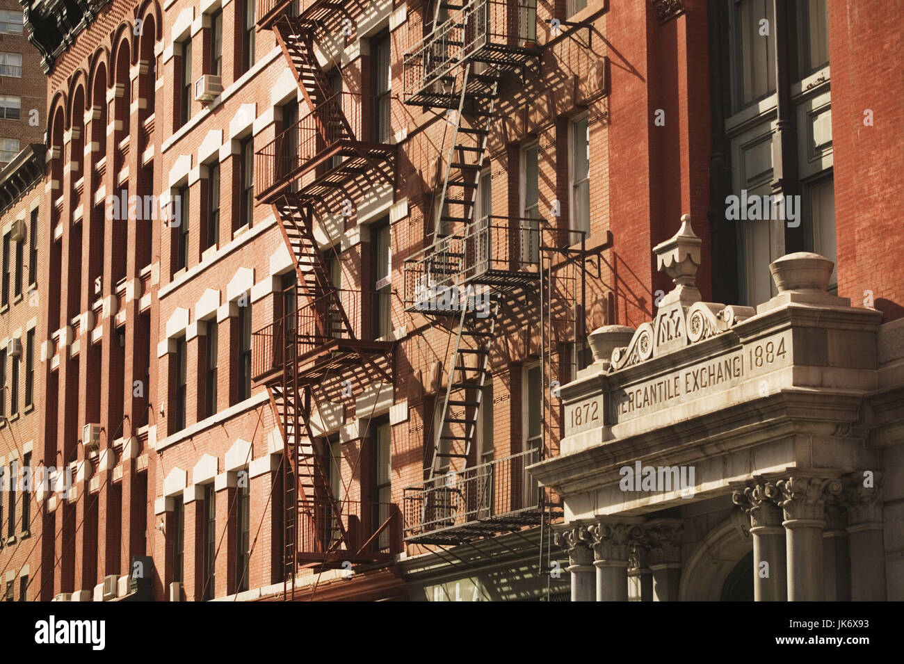 Stati Uniti d'America, New York City, Manhattan, Harrison Street, Tribeca-Loft edifici, New York Mercantile Exchange Building, dettaglio Fassaden Amerika, Nordamerika, Großstadt, Weltstadt, Stadtteil, Häuserreihe, Backsteingebäude, Backsteinhäuser, Hausfassaden, Feuerleitern, Feuertreppen, Außentreppen, Nottreppen, Börse Eingangsbereich, Eingang Foto Stock