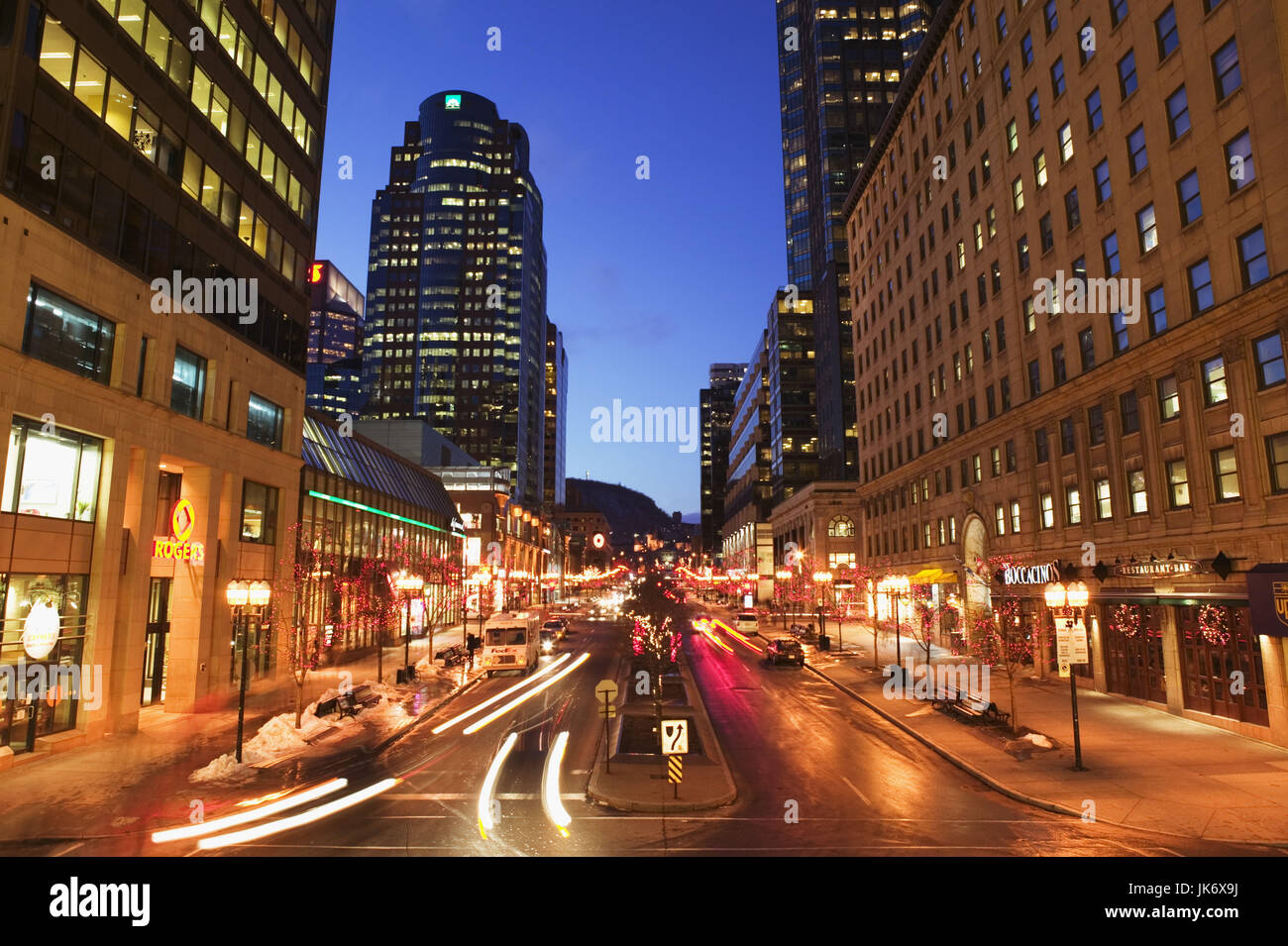 Kanada, Quebec, Montreal, Avenue McGill College, Weihnachtsbeleuchtung, Abend Nordamerika, Canada, Stadtbild, Straßenszene, Straße, Verkehr, Autos Stadtverkehr, Weihnachtsdekoration, Dekoration, Beleuchtung, Lichter, weihnachtlich, Weihnachtszeit, Urbanität, Nacht Foto Stock